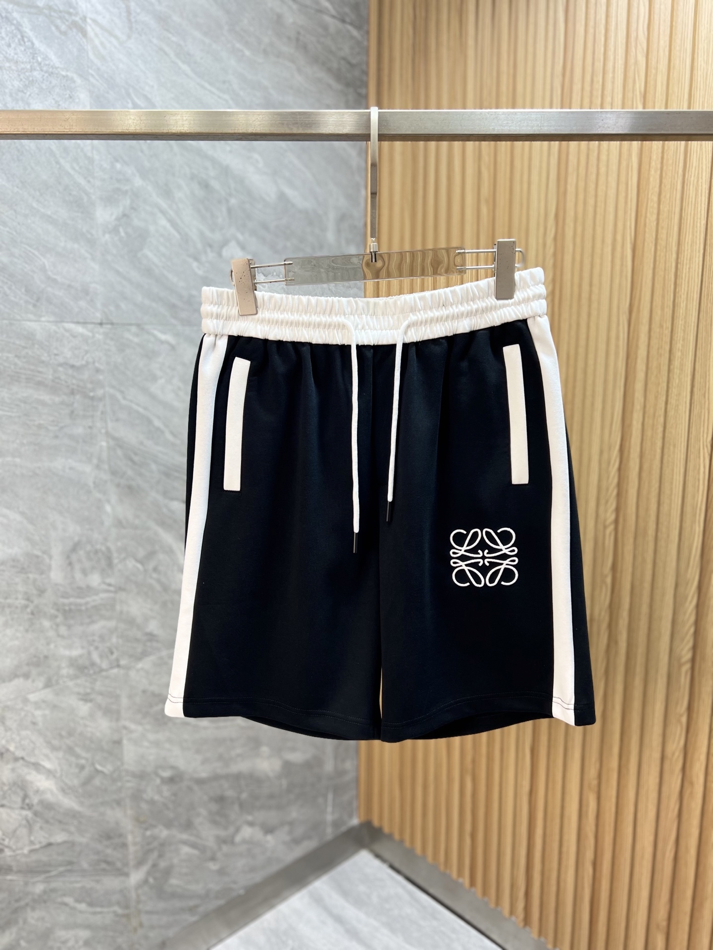 NO:840356,Loewe/Luo Yiwei 2026 spring and summer new products, complete with three standards, five-point shorts, good products without too much introduction, look at the details, counter size M-XXXL / upper body recommendation L,, loewe, loewe, shorts,19860909Loewe/罗意威 2026春夏新品 三标齐全 五分短裤 好货不用过多介绍 看细节 专柜码数M-XXXL /上身建议L,,loewe,loewe,shorts,,Men's clothing
