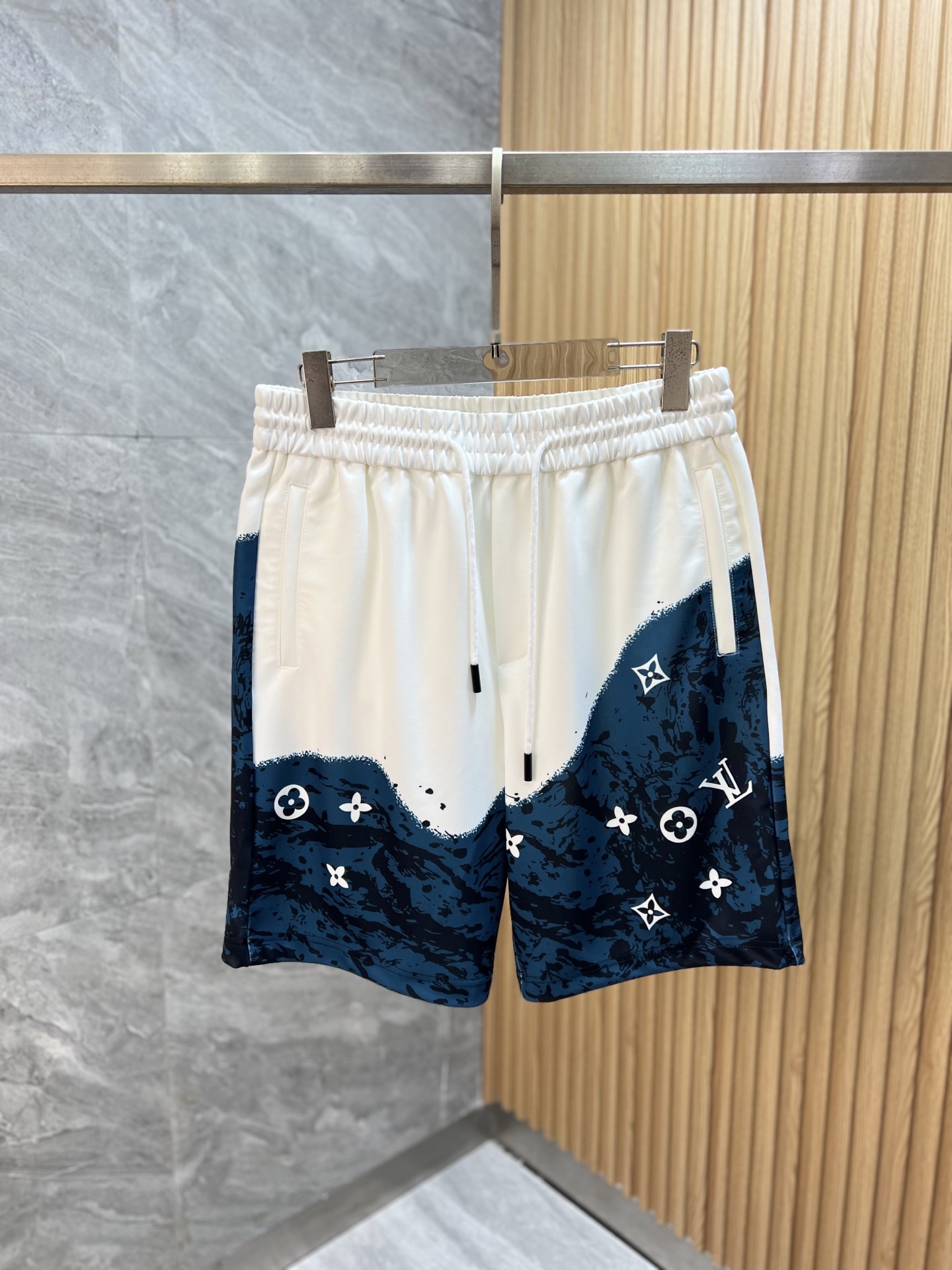NO:840367,LV/Louis Vuitton 2026 spring and summer new products, complete with three standards, five-point shorts, good products, no need to introduce too much, look at the details, counter size M-XXXL / upper body recommended L,, louis vuitton, louis vuitton, shorts,19860909LV/路易威登 2026春夏新品 三标齐全 五分短裤 好货不用过多介绍 看细节 专柜码数M-XXXL /上身建议L,,louis vuitton,louis vuitton,shorts,,Men's clothing