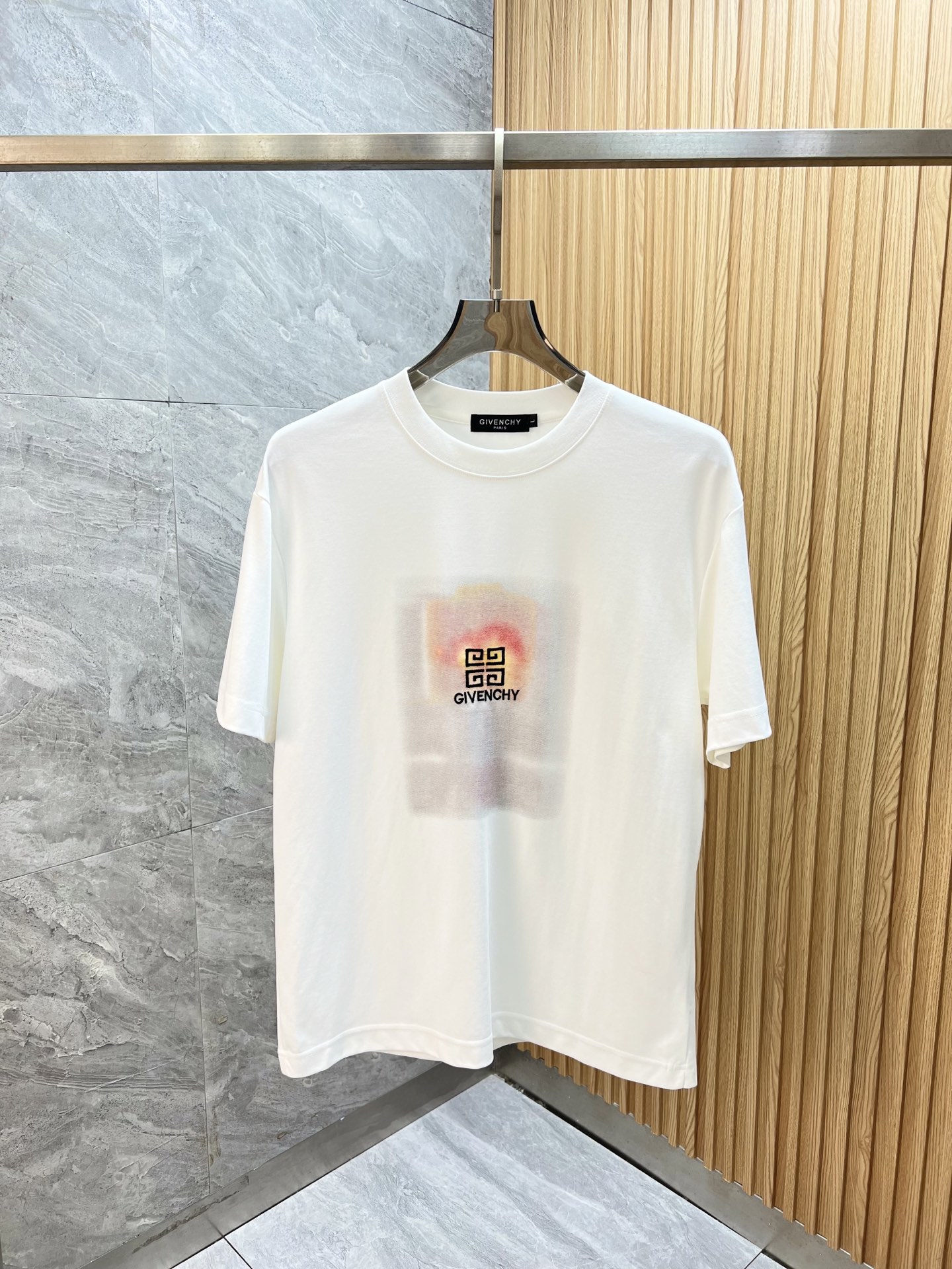NO:840378,give/Givenchy 2026 spring and summer new products, complete with three standards, round neck pure cotton short-sleeved T-shirt, good product does not need to be introduced too much, look at the details, counter size M-XXXL / recommended L,,givenchy,givenchy,T-shirt,tees,t-shirt,19860909give/纪梵希 2026春夏新品 三标齐全 圆领纯棉短袖T恤 好货不用过多介绍 看细节 专柜码数M-XXXL /建议L,,givenchy,givenchy,T-shirt,tees，t-shirt,,Men's clothing