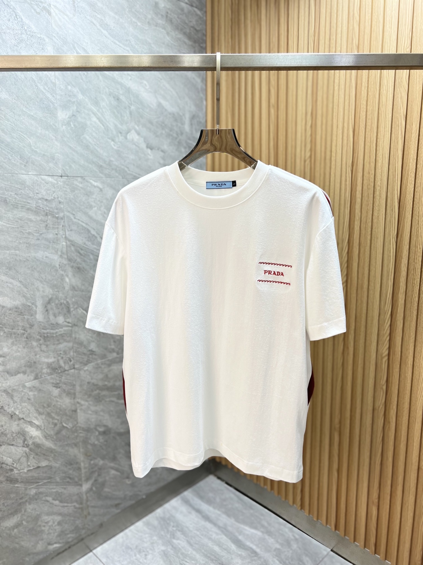 NO:840398,prada/Prada 2026 spring and summer new products, complete with three standards, round neck pure cotton short-sleeved T-shirt, good product does not need to be introduced too much, look at the details, counter size M-XXXL / recommended L,, prada, prada, T-shirt, tees, t-shirt,19860909prada/普拉达 2026春夏新品 三标齐全 圆领纯棉短袖T恤 好货不用过多介绍 看细节 专柜码数M-XXXL /建议L,,prada,prada,T-shirt,tees，t-shirt,,Men's clothing