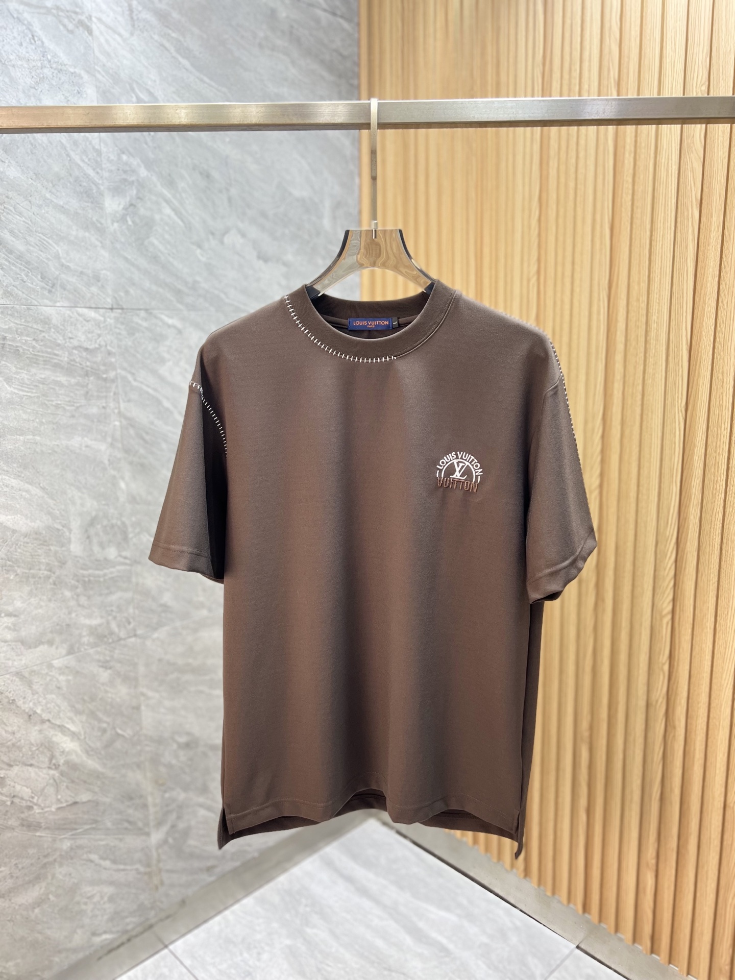 NO:840404,LV/Louis Vuitton 2026 spring and summer new products, complete with three labels, round neck pure cotton short-sleeved T-shirt, good product without too much introduction, look at the details, counter size M-XXXL / recommended L,, louis vuitton, louis vuitton, T-shirt, tees, t-shirt,19860909LV/路易威登 2026春夏新品 三标齐全 圆领纯棉短袖T恤 好货不用过多介绍 看细节 专柜码数M-XXXL /建议L,,louis vuitton,louis vuitton,T-shirt,tees，t-shirt,,Men's clothing