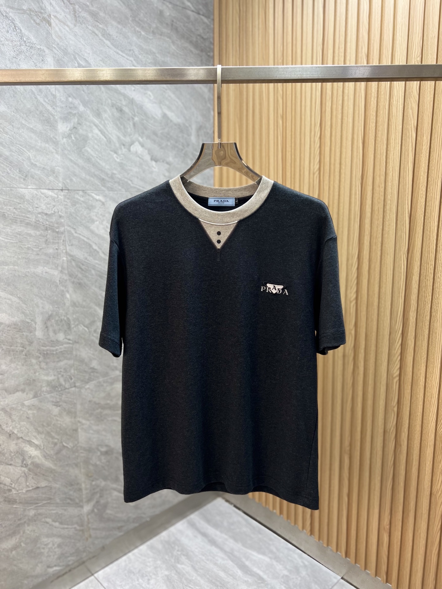 NO:840410,prada/Prada 2026 spring and summer new products, complete with three standards, round neck pure cotton short-sleeved T-shirt, good product does not need to be introduced too much, look at the details, counter size M-XXXL / recommended L,, prada, prada, T-shirt, tees, t-shirt,19860909prada/普拉达 2026春夏新品 三标齐全 圆领纯棉短袖T恤 好货不用过多介绍 看细节 专柜码数M-XXXL /建议L,,prada,prada,T-shirt,tees，t-shirt,,Men's clothing
