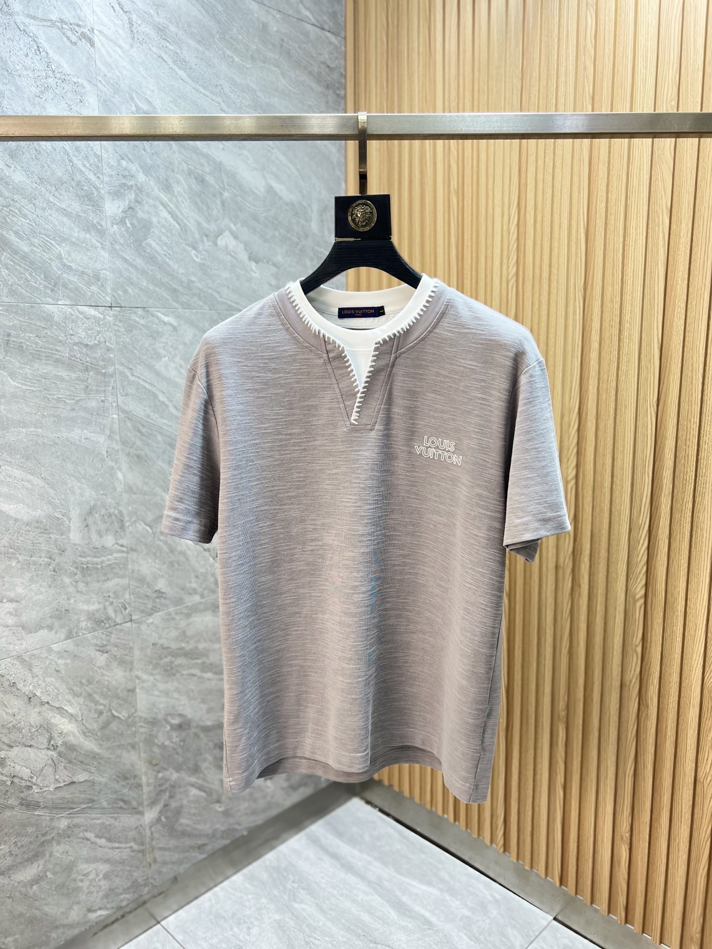 NO:840424,LV/Louis Vuitton 2026 spring and summer new products, complete with three labels, round neck pure cotton short-sleeved T-shirt, good product without too much introduction, look at the details, counter size M-XXXL / recommended L,, louis vuitton, louis vuitton, T-shirt, tees, t-shirt,19860909LV/路易威登 2026春夏新品 三标齐全 圆领纯棉短袖T恤 好货不用过多介绍 看细节 专柜码数M-XXXL /建议L,,louis vuitton,louis vuitton,T-shirt,tees，t-shirt,,Men's clothing