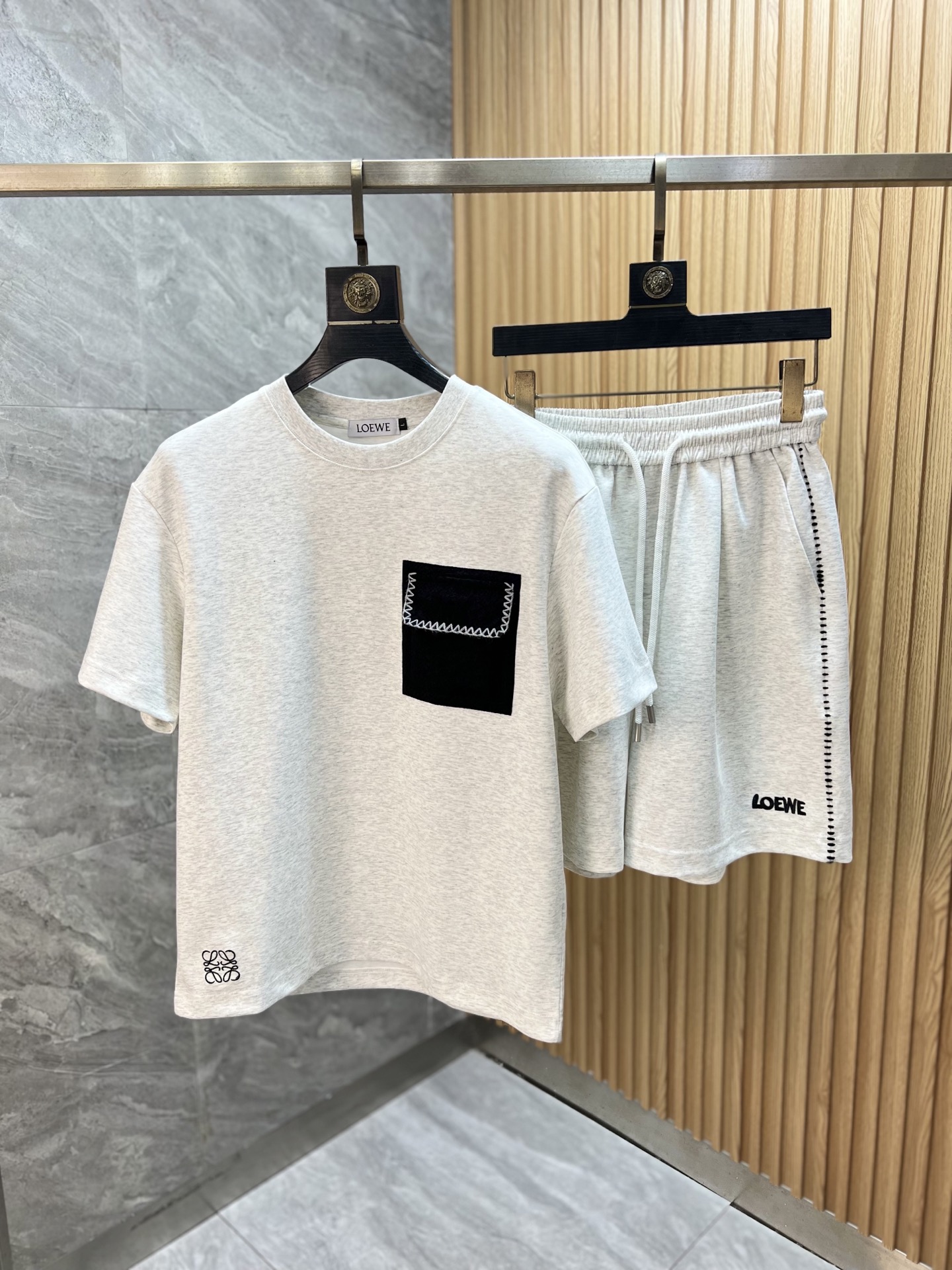 NO:840428,Loewe/Luo Yiwei 2026 spring and summer new products, complete with three standards, fashionable casual suits, good products, no need to introduce too much, look at the details, counter size M-XXXL / recommended L,, loewe, loewe,19860909Loewe/罗意威 2026春夏新品 三标齐全 时尚休闲套装 好货不用过多介绍 看细节 专柜码数M-XXXL /建议L,,loewe,loewe,,Men's clothing
