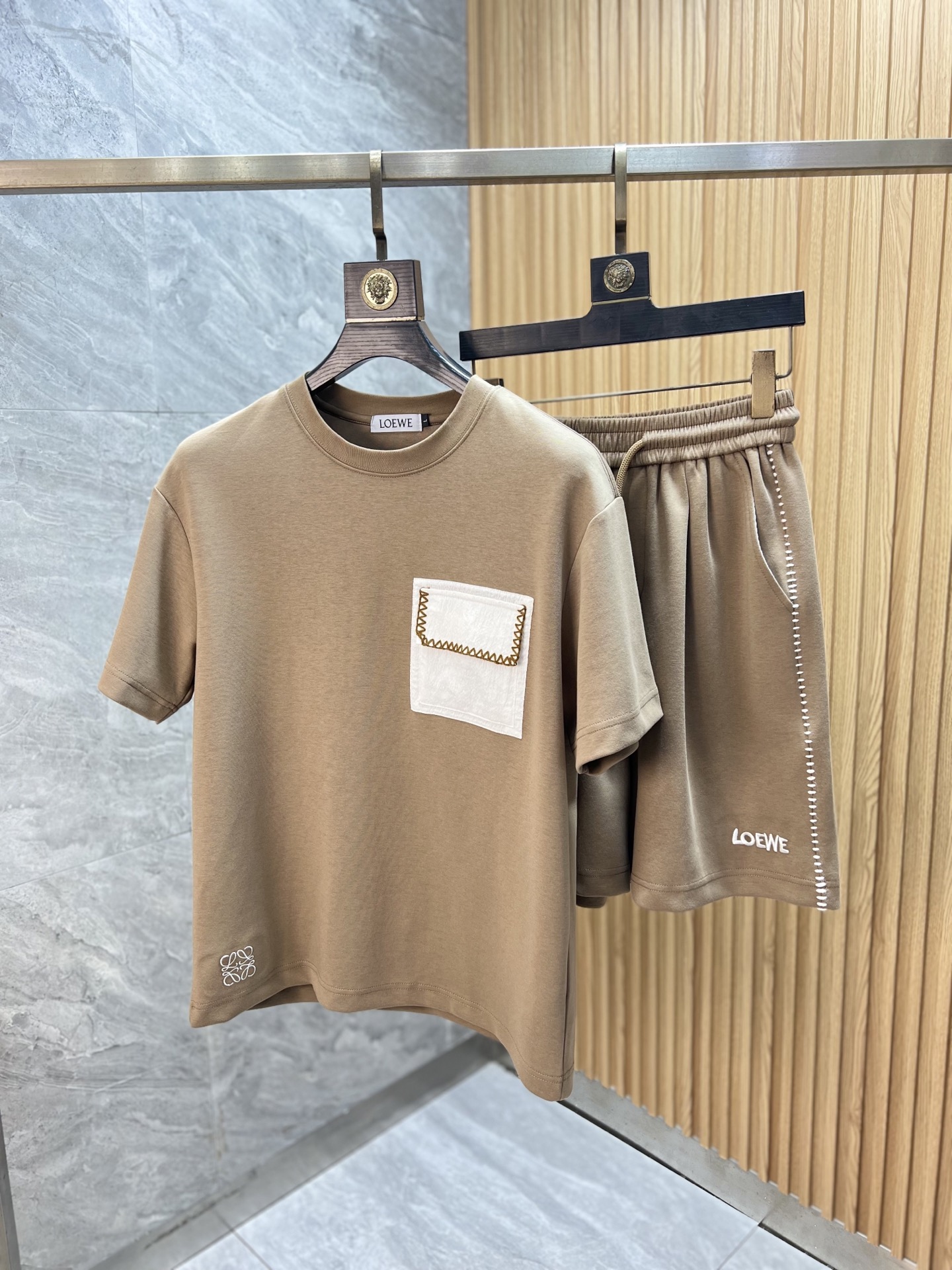 NO:840432,Loewe/Luo Yiwei 2026 spring and summer new products, complete with three standards, fashionable casual suits, good products, no need to introduce too much, look at the details, counter size M-XXXL / recommended L,, loewe, loewe,19860909Loewe/罗意威 2026春夏新品 三标齐全 时尚休闲套装 好货不用过多介绍 看细节 专柜码数M-XXXL /建议L,,loewe,loewe,,Men's clothing