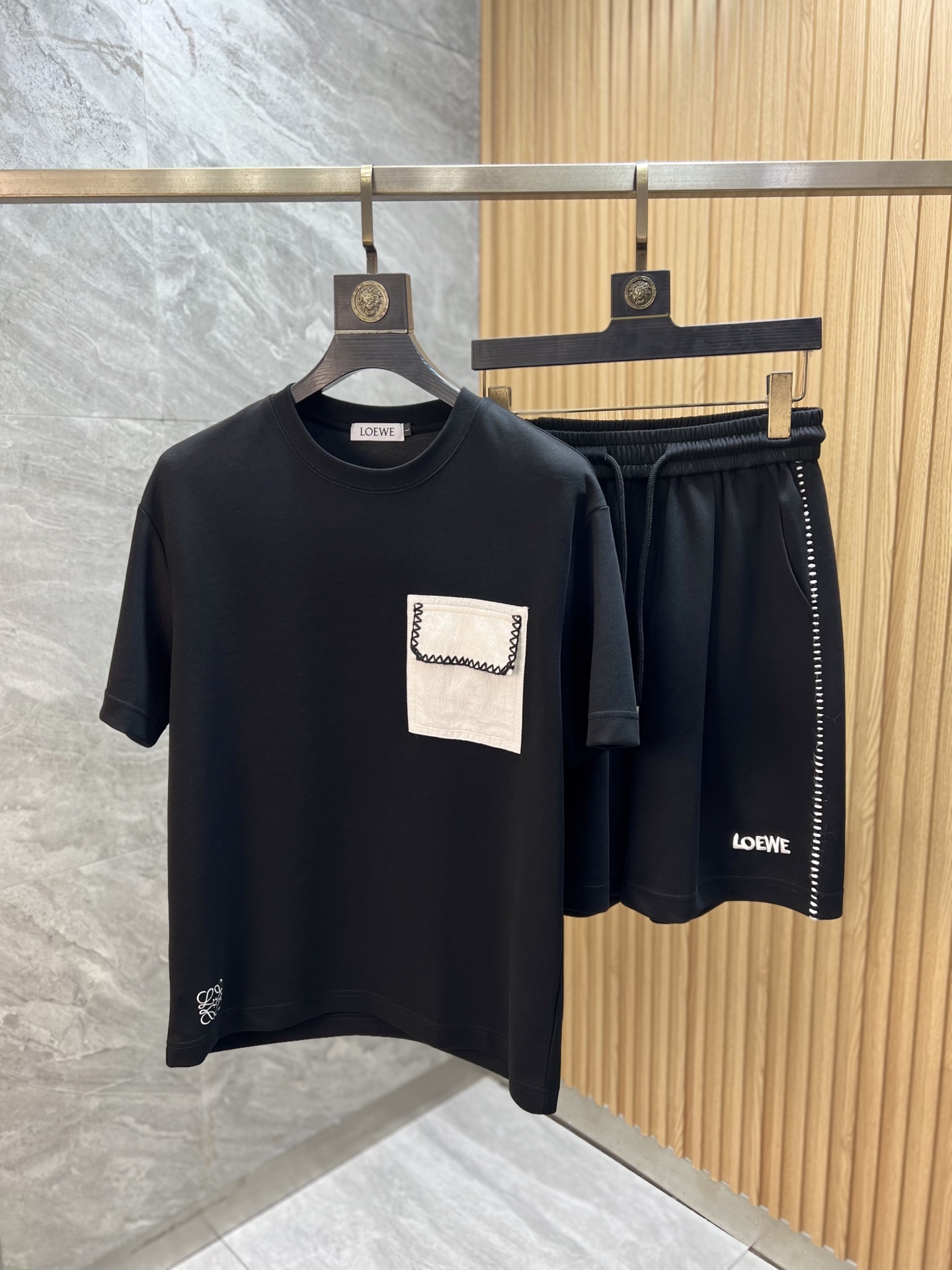 NO:840436,Loewe/Luo Yiwei 2026 spring and summer new products, complete with three standards, fashionable casual suits, good products, no need to introduce too much, look at the details, counter size M-XXXL / recommended L,, loewe, loewe,19860909Loewe/罗意威 2026春夏新品 三标齐全 时尚休闲套装 好货不用过多介绍 看细节 专柜码数M-XXXL /建议L,,loewe,loewe,,Men's clothing