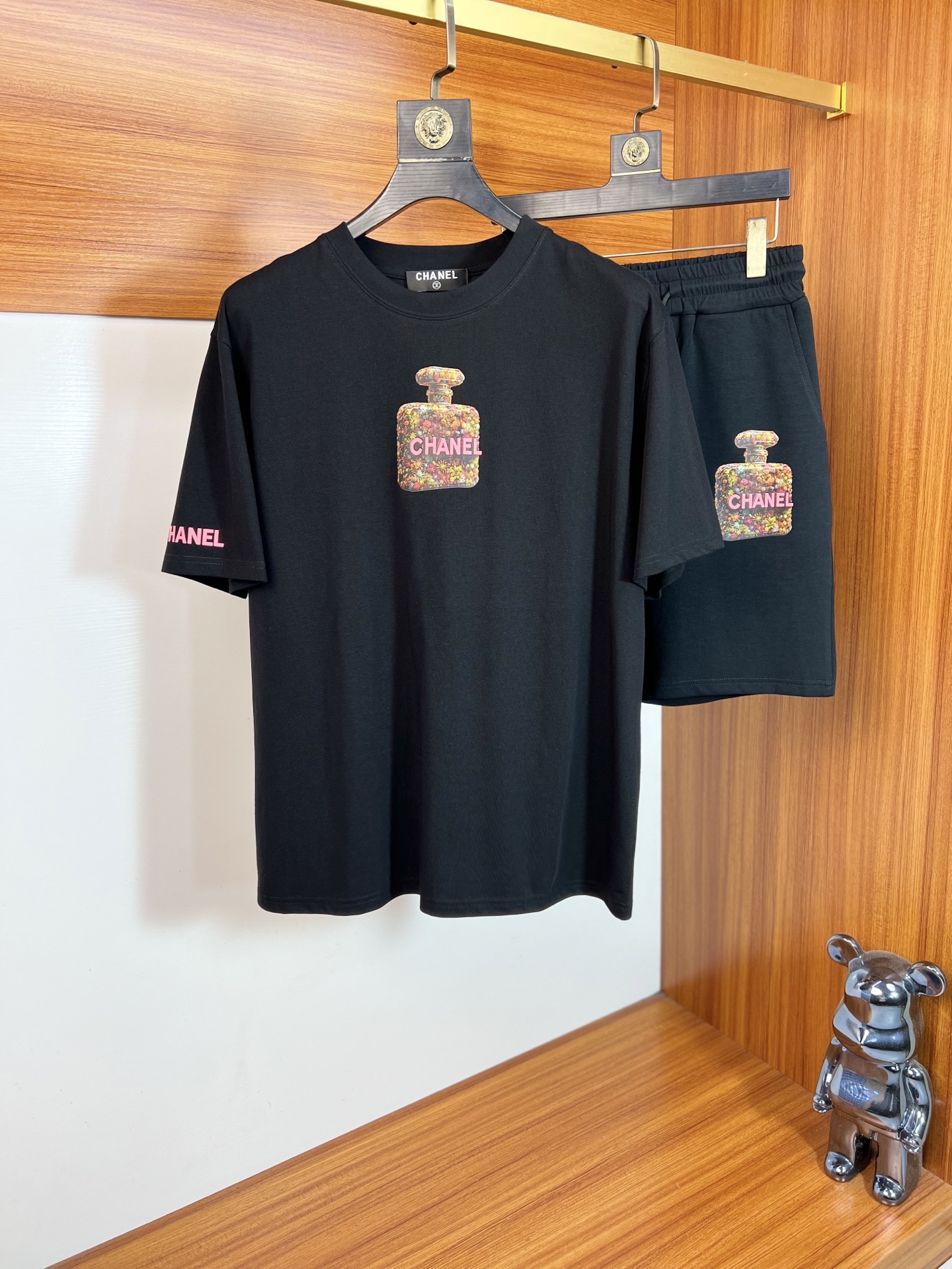 NO:840440,Tops and pants Chanel/Chanel 2026 spring and summer new products, complete with three labels, fashionable casual suits, good products, no need to introduce too much, look at the details, counter size M-XXXL / recommended L,,chanel,chanel,19860909上衣 裤子Chanel/香奈儿 2026春夏新品 三标齐全 时尚休闲套装 好货不用过多介绍 看细节 专柜码数 M-XXXL /建议L,,chanel,chanel,,Men's clothing