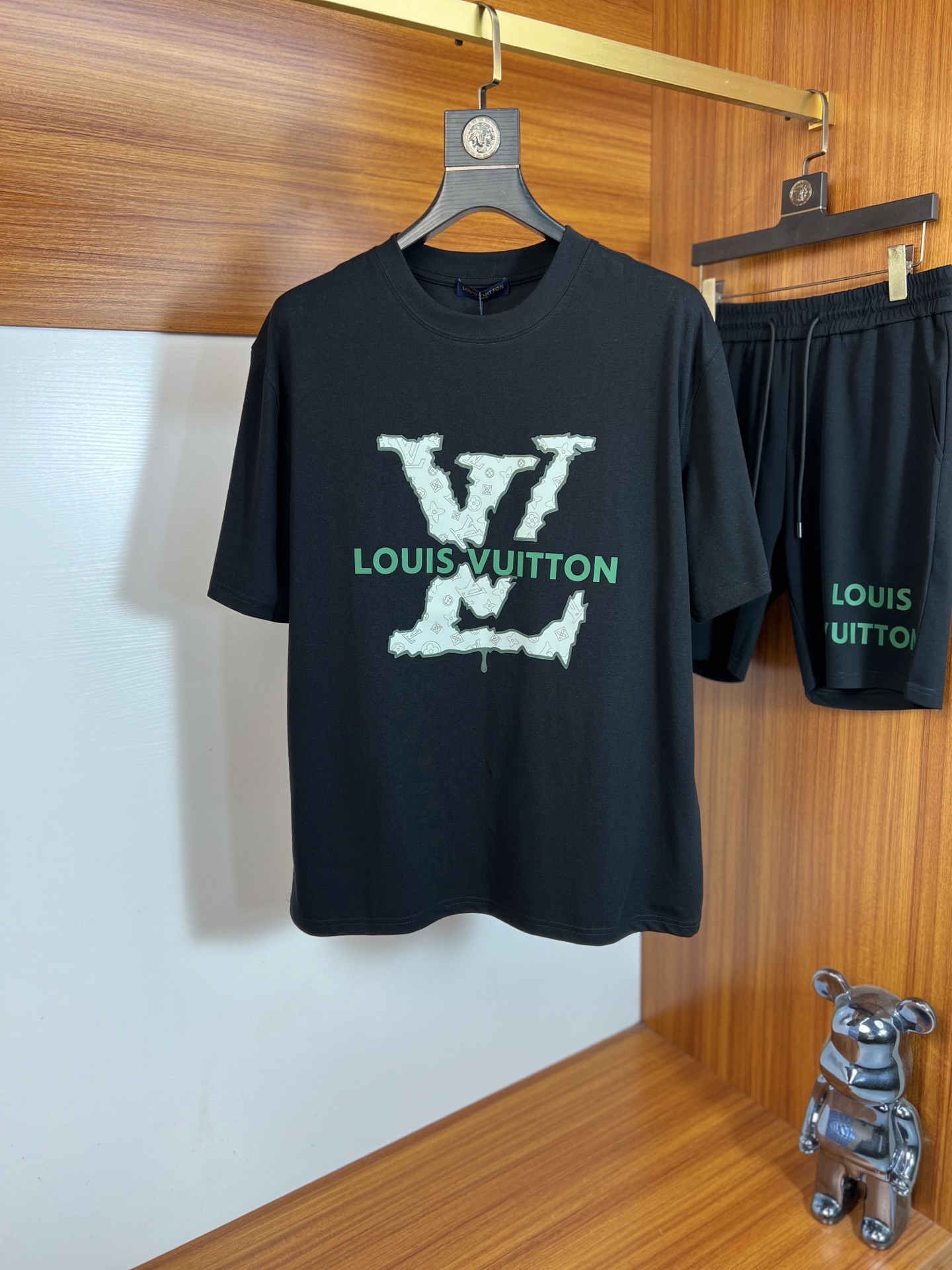 NO:840426,Tops, pants, LV/Louis Vuitton 2026 spring and summer new products, complete with three labels, fashionable casual suits, good products, no need to introduce too much, look at the details, counter size M-XXXL / recommended L,, louis vuitton, louis vuitton,19860909上衣 裤子LV/路易威登 2026春夏新品 三标齐全 时尚休闲套装 好货不用过多介绍 看细节 专柜码数 M-XXXL /建议L,,louis vuitton,louis vuitton,,Men's clothing