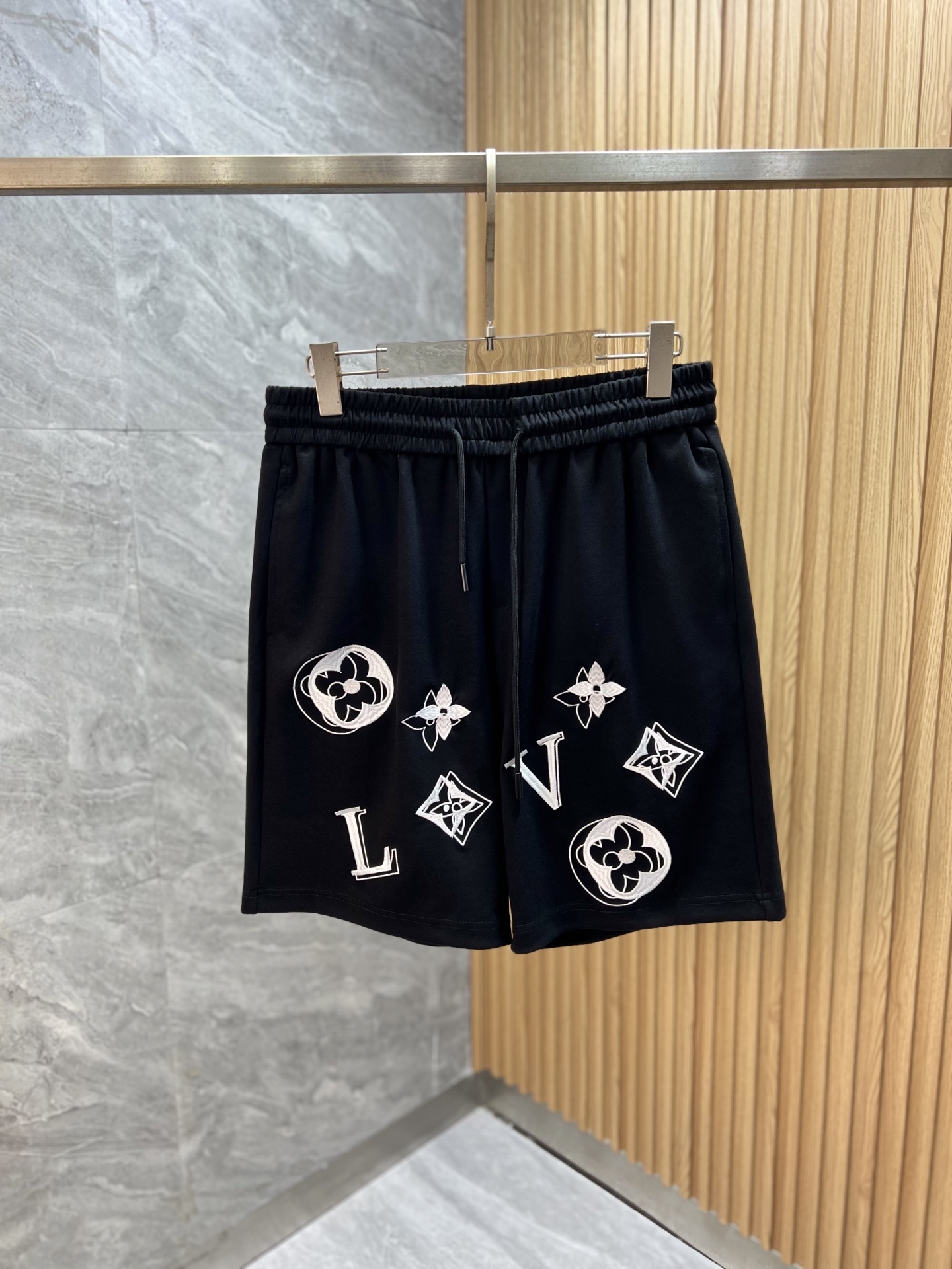 NO:843093,LV/Louis Vuitton 2026 spring and summer new products, complete with three standards, five-point shorts, good products, no need to introduce too much, look at the details, counter size M-XXXL / upper body recommended L,, louis vuitton, louis vuitton, shorts,19860909LV/路易威登 2026春夏新品 三标齐全 五分短裤 好货不用过多介绍 看细节 专柜码数M-XXXL /上身建议L,,louis vuitton,louis vuitton,shorts,,Men's clothing