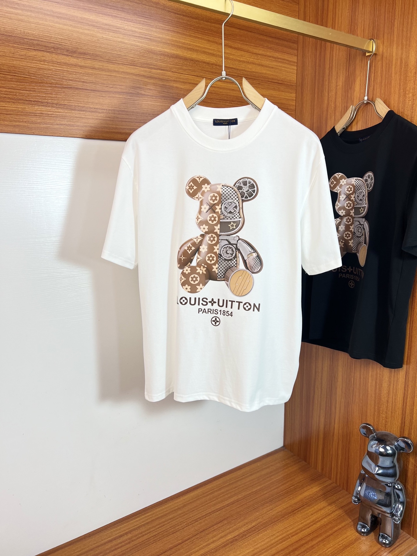 NO:843180,LV/Louis Vuitton 2026 spring and summer new products, complete with three labels, round neck pure cotton short-sleeved T-shirt, good product, no need to introduce too much, look at the details, counter size M-XXXL / recommended L, slightly loose version,, louis vuitton, louis vuitton, T-shirt, tees, t-shirt,19860909LV/路易威登 2026春夏新品 三标齐全 圆领纯棉短袖T恤 好货不用过多介绍 看细节 专柜码数M-XXXL /建议L 微宽松版型,,louis vuitton,louis vuitton,T-shirt,tees，t-shirt,,Men's clothing