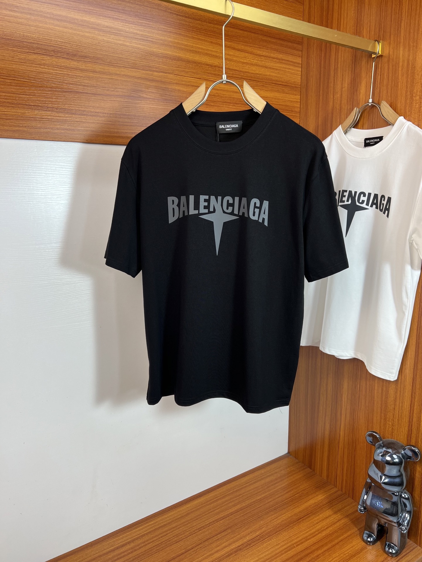 NO:843183,Balenciaga/Balenciaga 2026 spring and summer new products, complete with three labels, round neck pure cotton short-sleeved T-shirt, good product without too much introduction, look at the details, counter size M-XXXL / recommended L, slightly loose version,,balenciaga,balenciaga,T-shirt,tees,t-shirt,19860909Balenciaga/巴黎世家 2026春夏新品 三标齐全 圆领纯棉短袖T恤 好货不用过多介绍 看细节 专柜码数M-XXXL /建议L 微宽松版型,,balenciaga,balenciaga,T-shirt,tees，t-shirt,,Men's clothing