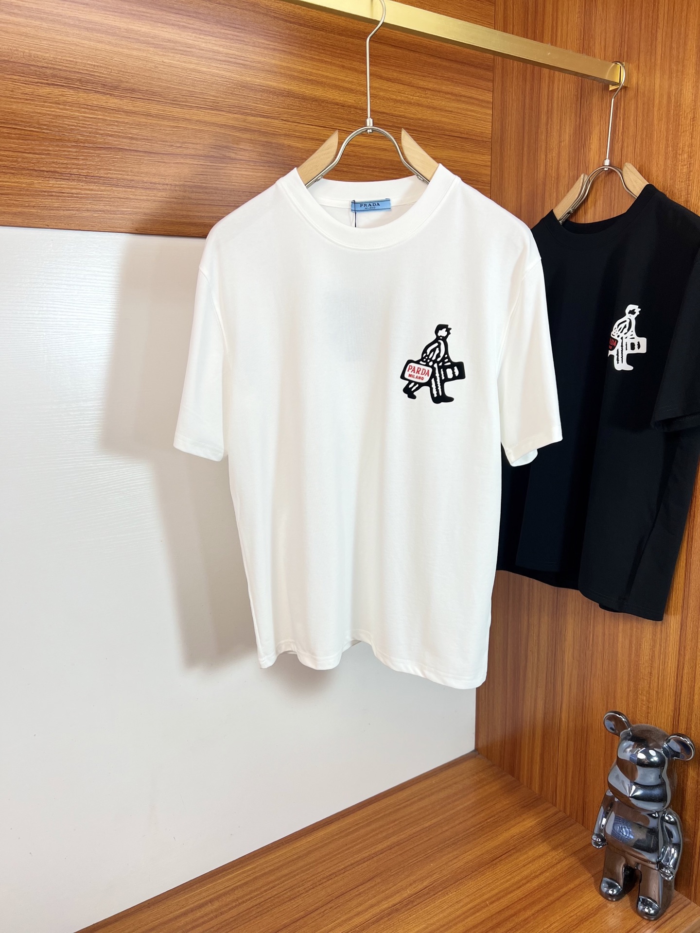 NO:843144,prada/Prada 2026 spring and summer new products, complete with three standards, round neck pure cotton short-sleeved T-shirt, good product does not need to be introduced too much, look at the details, counter size M-XXXL / recommended L, slightly loose version, prada, prada, T-shirt, tees, t-shirt,19860909prada/普拉达 2026春夏新品 三标齐全 圆领纯棉短袖T恤 好货不用过多介绍 看细节 专柜码数M-XXXL /建议L 微宽松版型,,prada,prada,T-shirt,tees，t-shirt,,Men's clothing
