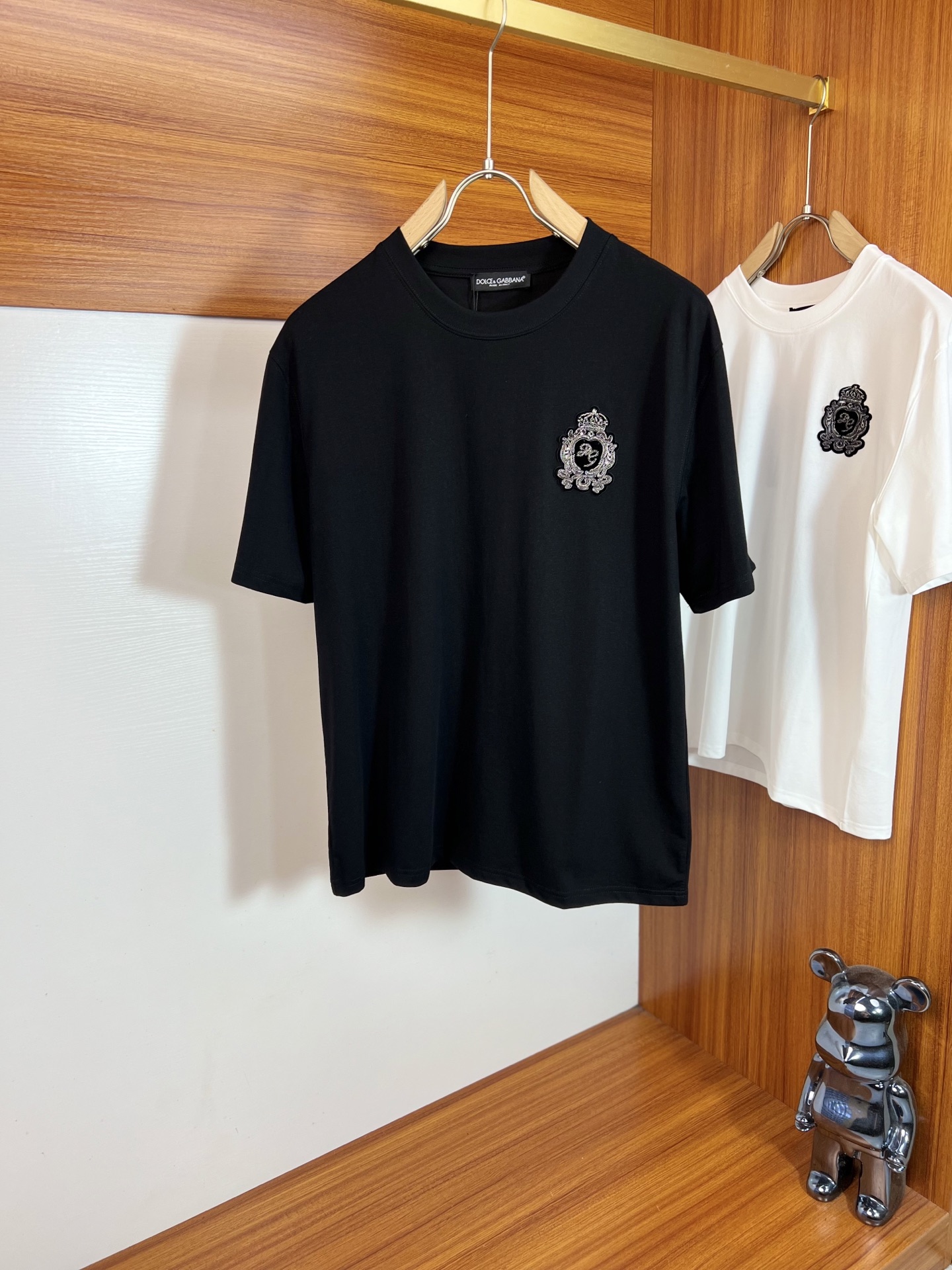 NO:843159,DG/Dolce & Gabbana 2026 spring and summer new products, complete with three labels, round neck pure cotton short-sleeved T-shirt, good product without too much introduction, look at the details, counter size M-XXXL 175/140 recommended L, slightly loose version, Dolce&Gabbana, T-shirt, tees, t-shirt,19860909DG/杜嘉班纳 2026春夏新品 三标齐全 圆领纯棉短袖T恤 好货不用过多介绍 看细节 专柜码数M-XXXL 175/140建议L 微宽松版型,,Dolce&Gabbana,T-shirt,tees，t-shirt,,Men's clothing