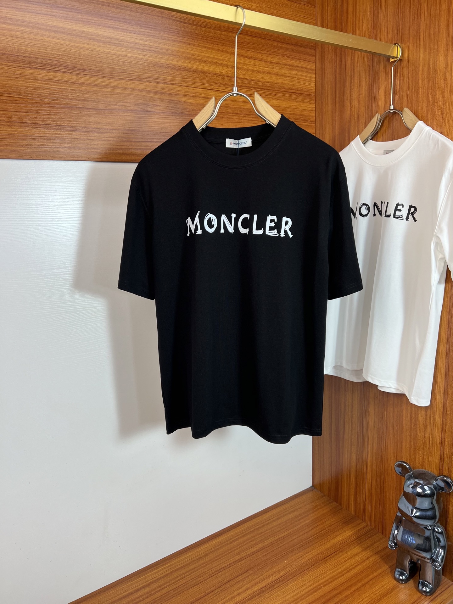 NO:843179,Moncler/Mongolia 2026 spring and summer new products, complete with three labels, round neck pure cotton short-sleeved T-shirt, good product does not need to be introduced too much, look at the details, counter size M-XXXL 175/140 recommended L, slightly loose version, Moncler, T-shirt, tees, t-shirt,19860909Moncler/蒙口 2026春夏新品 三标齐全 圆领纯棉短袖T恤 好货不用过多介绍 看细节 专柜码数M-XXXL 175/140建议L 微宽松版型,,Moncler,T-shirt,tees，t-shirt,,Men's clothing