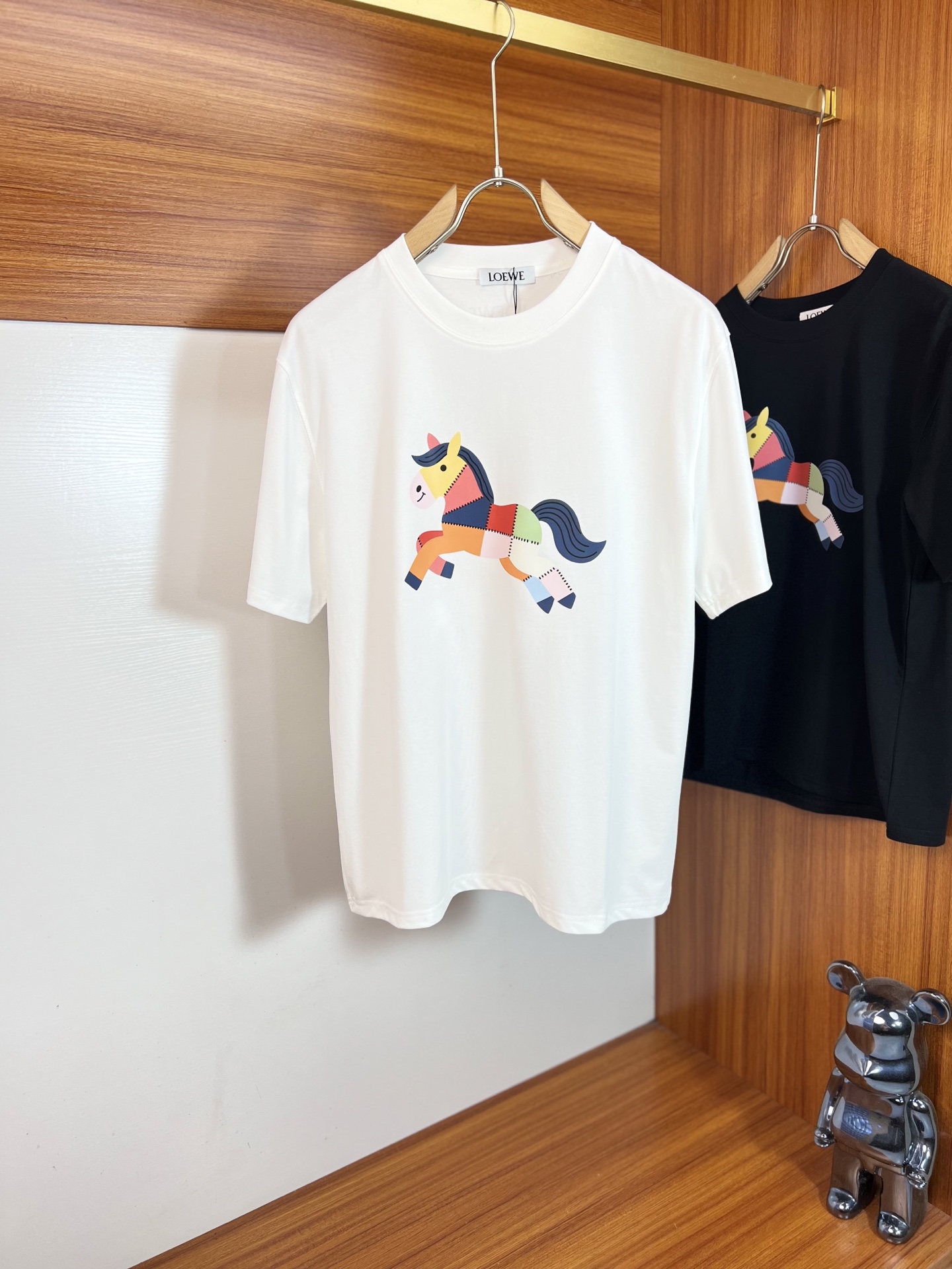 NO:843182,Loewe/Luo Yiwei 2026 spring and summer new products, complete with three labels, round neck pure cotton short-sleeved T-shirt, good product without too much introduction, look at the details, counter size M-XXXL 175/140 recommended L, slightly loose version, loewe, loewe, T-shirt, tees, t-shirt,19860909Loewe/罗意威 2026春夏新品 三标齐全 圆领纯棉短袖T恤 好货不用过多介绍 看细节 专柜码数M-XXXL 175/140建议L 微宽松版型,,loewe,loewe,T-shirt,tees，t-shirt,,Men's clothing