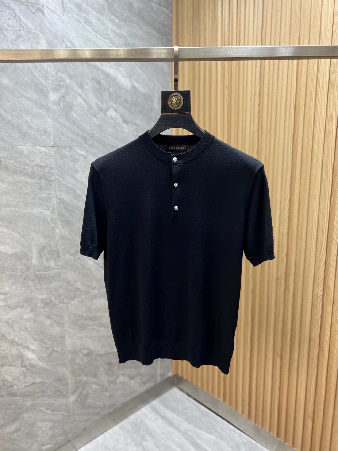 NO:935847,Versace/Versace 2026 spring and summer new products, complete with three labels, round neck sweater, short-sleeved T-shirt, old money style series, good products need no introduction, look at the details, counter size M-XXXL 175/140, recommended L,,versace,versace,T-shirt,tees,t-shirt,19860909Versace/范思哲 2026年春夏新品上新 三标齐全 圆领针织衫短袖T恤 老钱风系列 好货不用过多介绍 看细节 专柜码数M-XXXL 175/140建议L,,versace,versace,T-shirt,tees，t-shirt,,Men's clothing