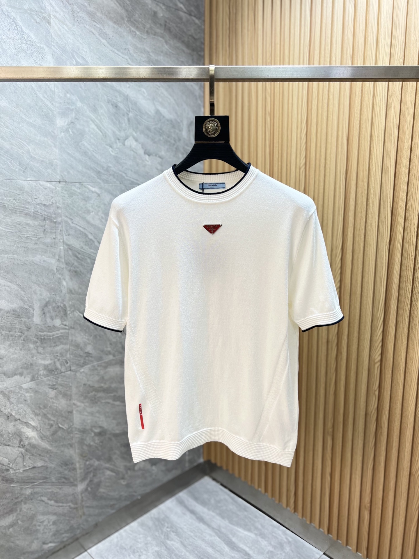 NO:935830,prada/Prada 2026 spring and summer new products, complete with three labels, round neck sweater, short-sleeved T-shirt, old money style series, good products need not be introduced too much, look at the details, counter size M-XXXL 175/140, recommended L,, prada, prada, T-shirt, tees, t-shirt,19860909prada/普拉达 2026年春夏新品上新 三标齐全 圆领针织衫短袖T恤 老钱风系列 好货不用过多介绍 看细节 专柜码数M-XXXL 175/140建议L,,prada,prada,T-shirt,tees，t-shirt,,Men's clothing