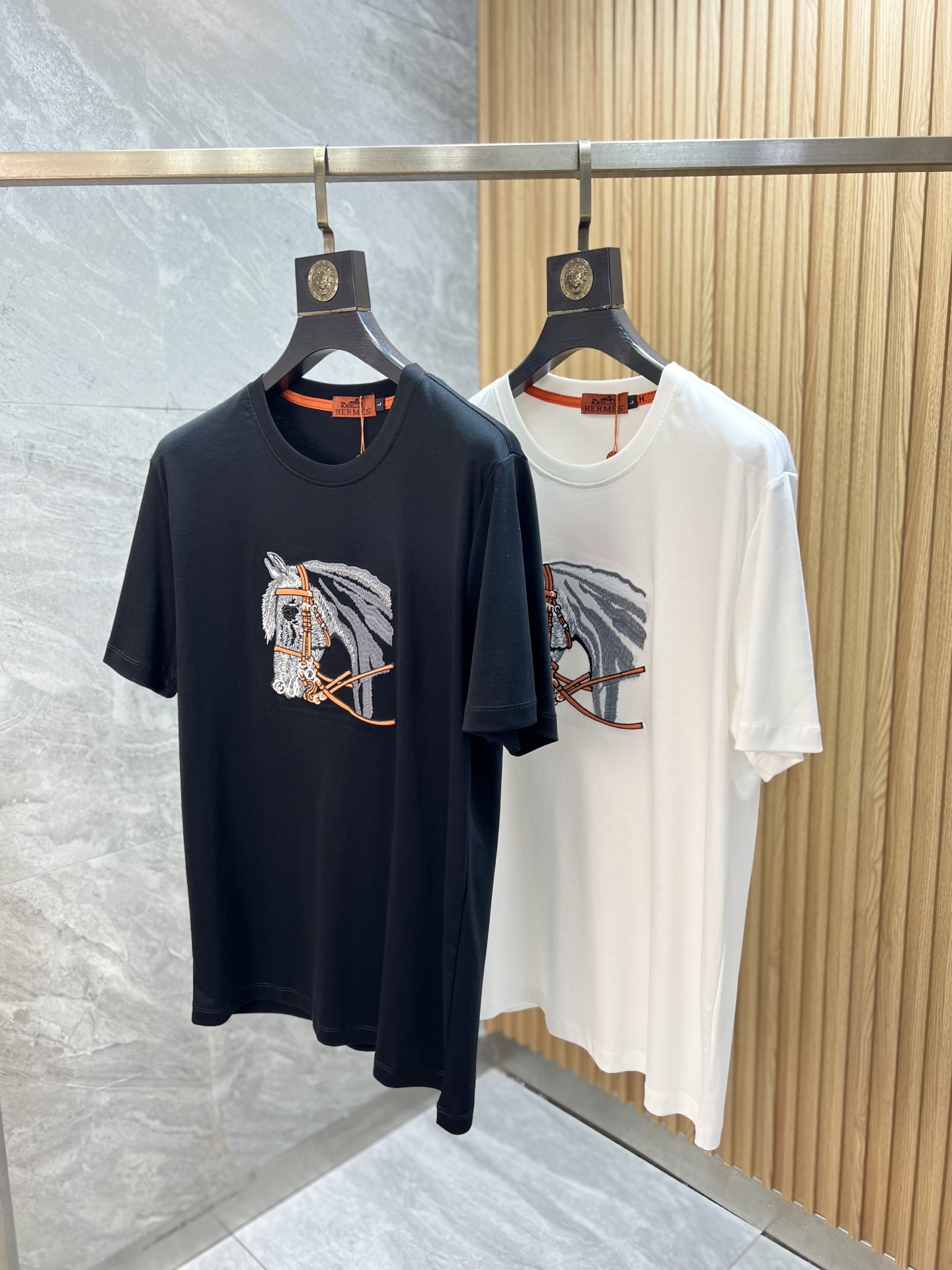 NO:937474,Hermes/Hermès 2026 spring and summer new products, complete with three labels, embroidery technology, round neck short-sleeved T-shirt, good product without too much introduction, look at the details, counter size L-XXXXL / recommended XL,, hermes, hermes, T-shirt, tees, t-shirt,19860909Hermes/爱马仕 2026年春夏新品上新 三标齐全 刺绣工艺 圆领短袖T恤 好货不用过多介绍 看细节 专柜码数L-XXXXL /建议XL,,hermes,hermes,T-shirt,tees，t-shirt,,Men's clothing
