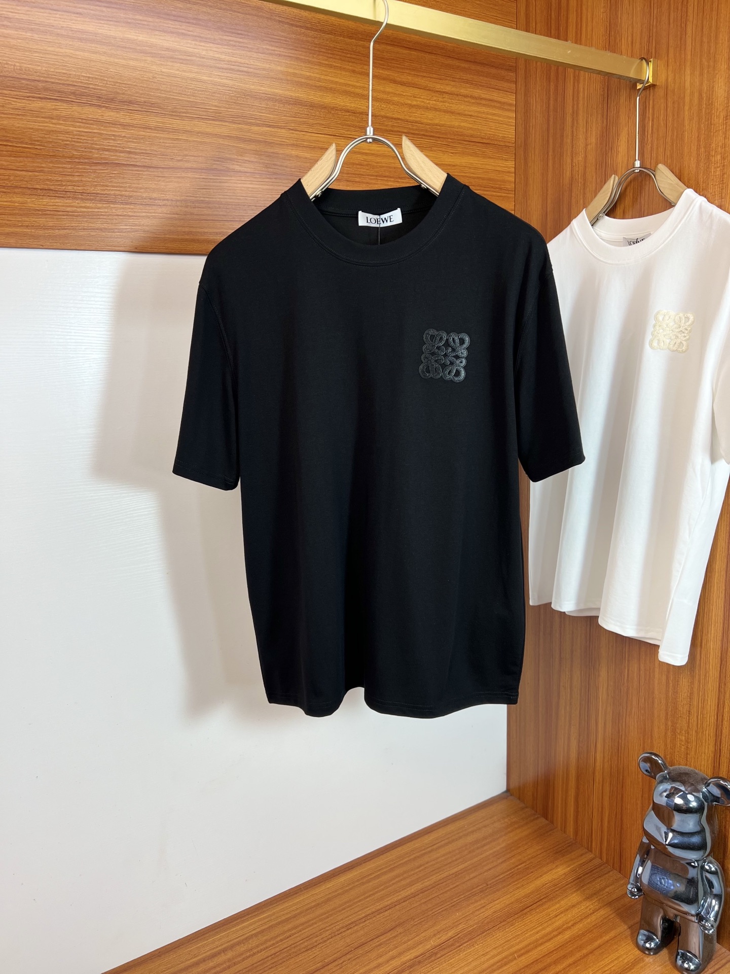NO:847614,Loewe/Luo Yiwei 2026 spring and summer new products, complete with three labels, round neck pure cotton short-sleeved T-shirt, good product without too much introduction, look at the details, counter size M-XXXL / upper body recommended L,, loewe, loewe, T-shirt, tees, t-shirt,19860909Loewe/罗意威 2026春夏新品 三标齐全 圆领纯棉短袖T恤 好货不用过多介绍 看细节 专柜码数M-XXXL /上身建议L,,loewe,loewe,T-shirt,tees，t-shirt,,Men's clothing