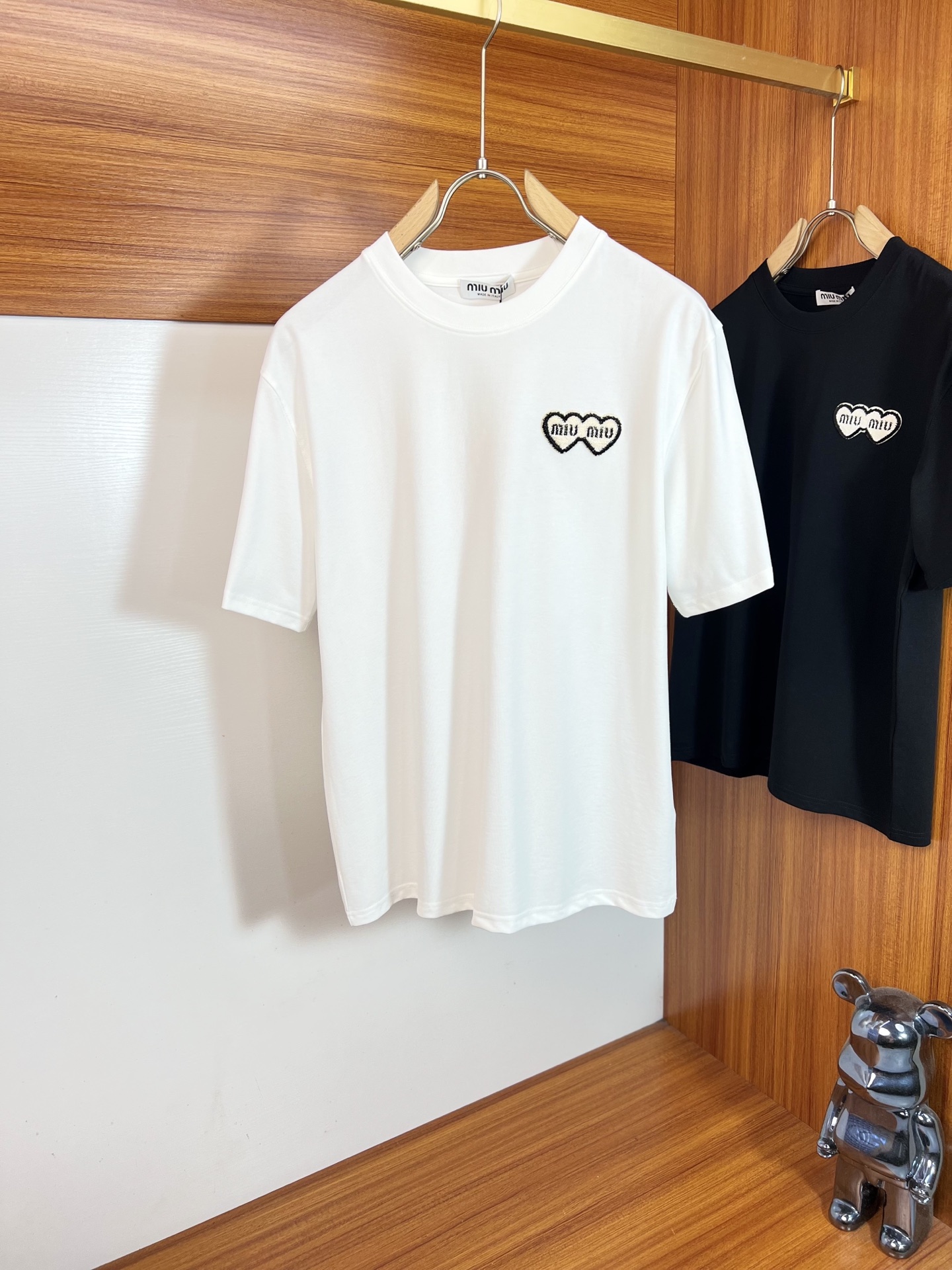 NO:847615,MiuMiu 2026 spring and summer new products, complete with three labels, round neck pure cotton short-sleeved T-shirt, good product does not need to be introduced too much, look at the details, counter size M-XXXL / upper body recommended L,, miumiu, T-shirt, tees, t-shirt,19860909MiuMiu 2026春夏新品 三标齐全 圆领纯棉短袖T恤 好货不用过多介绍 看细节 专柜码数M-XXXL /上身建议L,,miumiu,T-shirt,tees，t-shirt,,Men's clothing