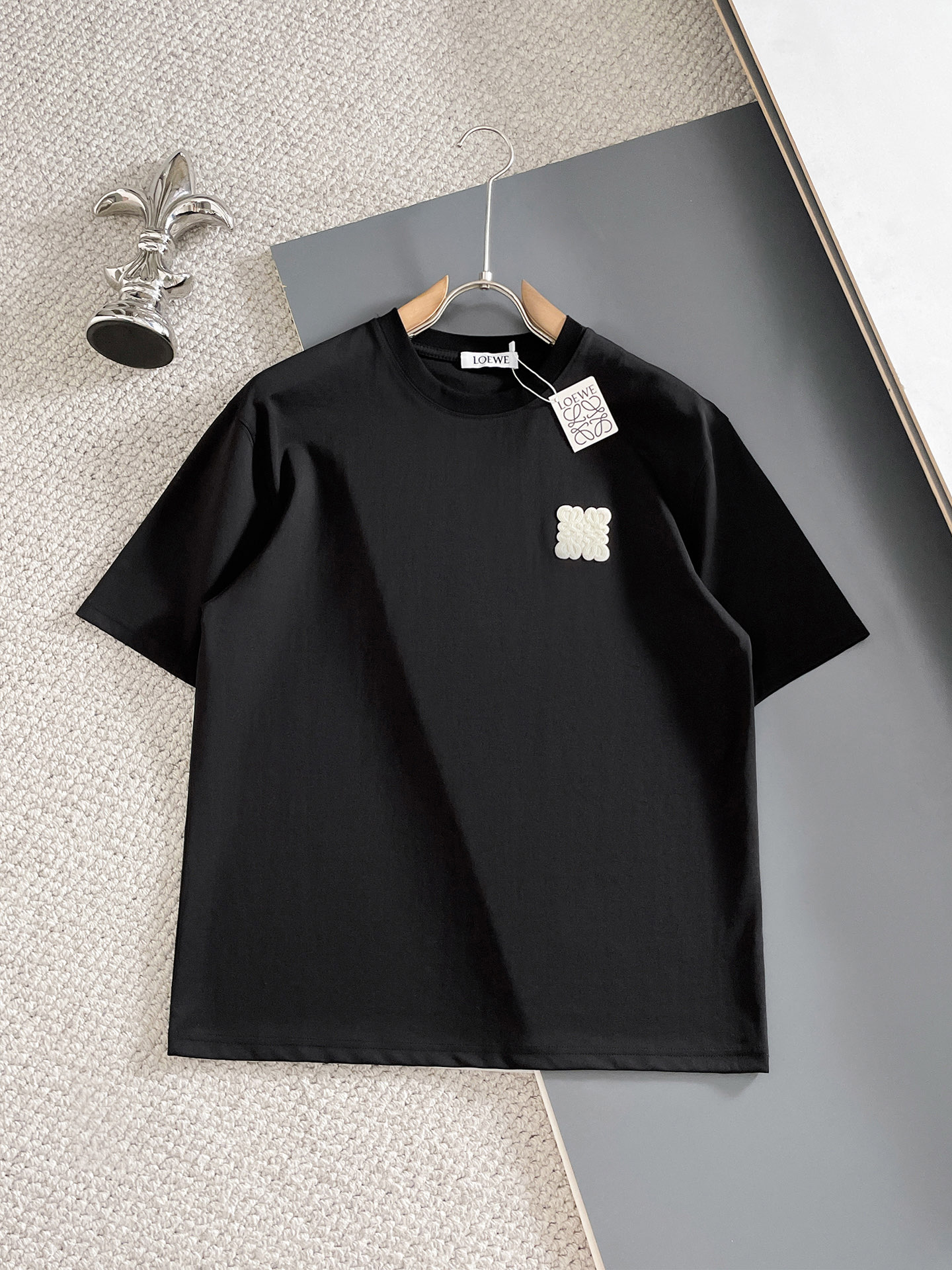 NO:857154,Loewe/Luo Yiwei 2026 spring and summer new products, complete with three labels, mercerized cotton short-sleeved T-shirt, good product without too much introduction, look at the details, counter size M-XXXL 175/140, recommended L,, loewe, loewe, T-shirt, tees, t-shirt,19860909Loewe/罗意威 2026春夏新品 三标齐全 丝光棉短袖T恤 好货不用过多介绍 看细节 专柜码数M-XXXL 175/140建议L,,loewe,loewe,T-shirt,tees，t-shirt,,Men's clothing