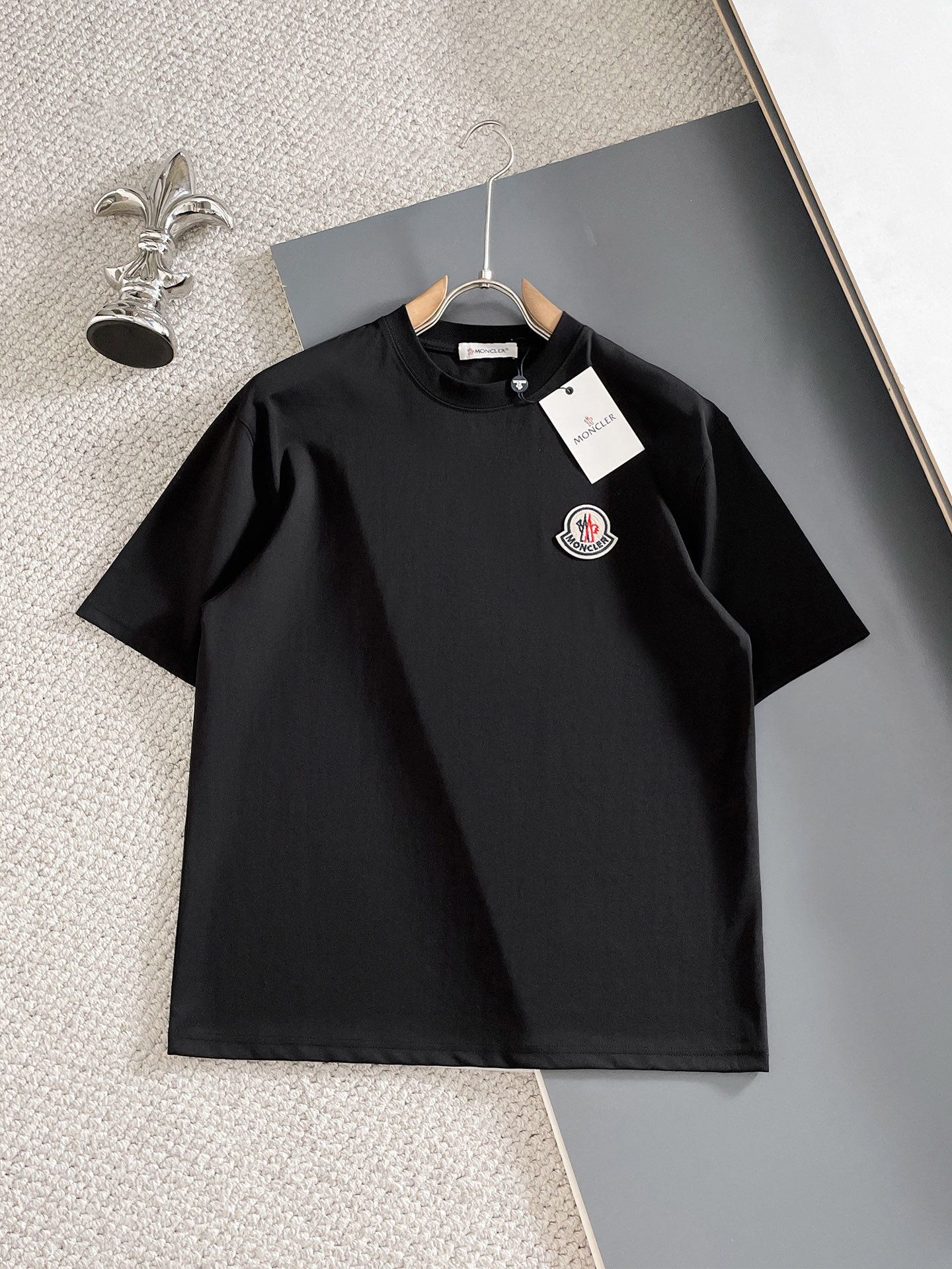 NO:857165,Moncler/Mongolian 2026 spring and summer new products, complete with three labels, mercerized cotton short-sleeved T-shirt, good product does not need to be introduced too much, look at the details, counter size M-XXXL 175/140, recommended L, Moncler, T-shirt, tees, t-shirt,19860909Moncler/蒙口 2026春夏新品 三标齐全 丝光棉短袖T恤 好货不用过多介绍 看细节 专柜码数M-XXXL 175/140建议L,,Moncler,T-shirt,tees，t-shirt,,Men's clothing