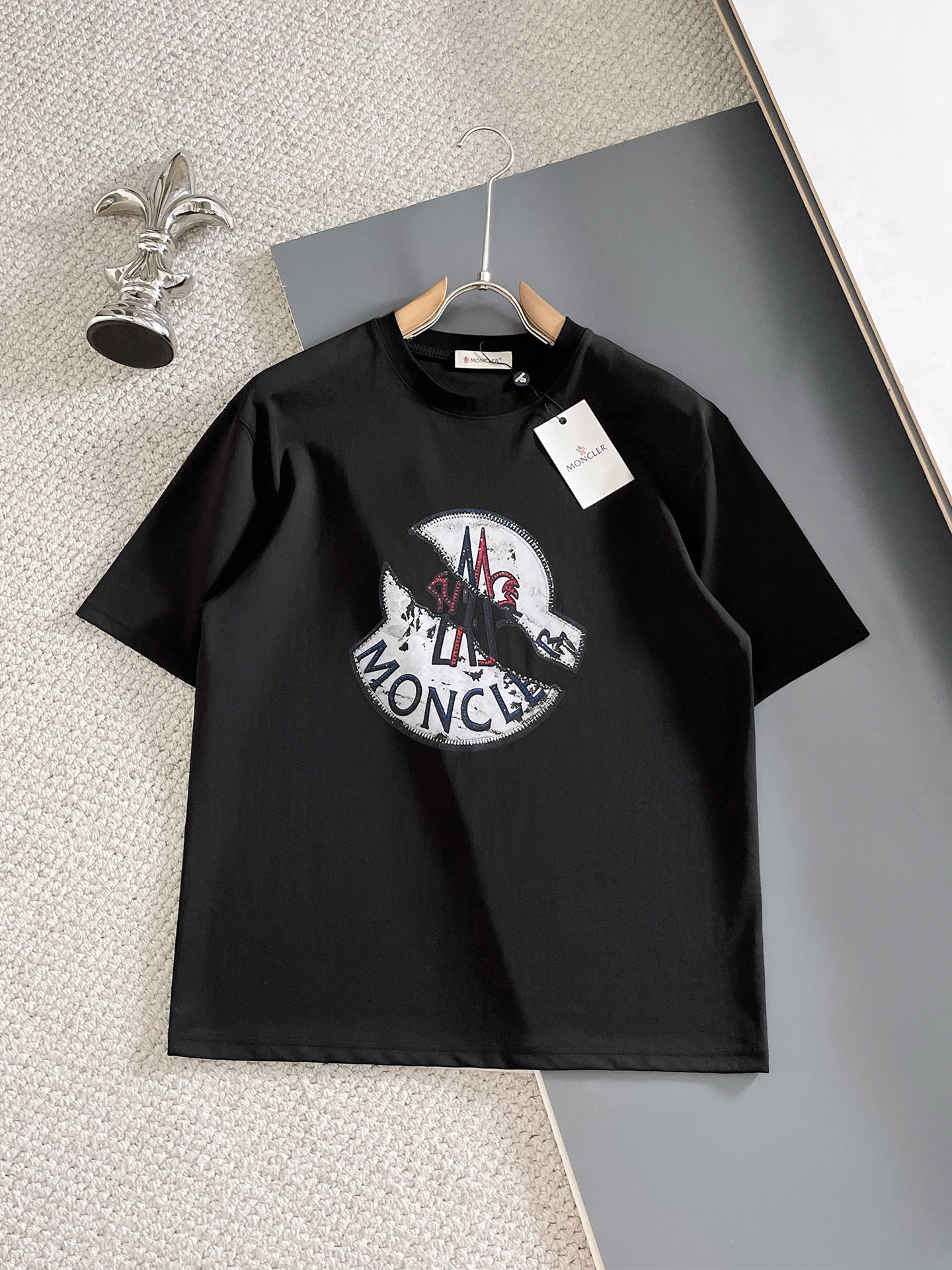 NO:857192,Moncler/Mongolian 2026 spring and summer new products, complete with three labels, mercerized cotton short-sleeved T-shirt, good product does not need to be introduced too much, look at the details, counter size M-XXXL 175/140, recommended L, Moncler, T-shirt, tees, t-shirt,19860909Moncler/蒙口 2026春夏新品 三标齐全 丝光棉短袖T恤 好货不用过多介绍 看细节 专柜码数M-XXXL 175/140建议L,,Moncler,T-shirt,tees，t-shirt,,Men's clothing