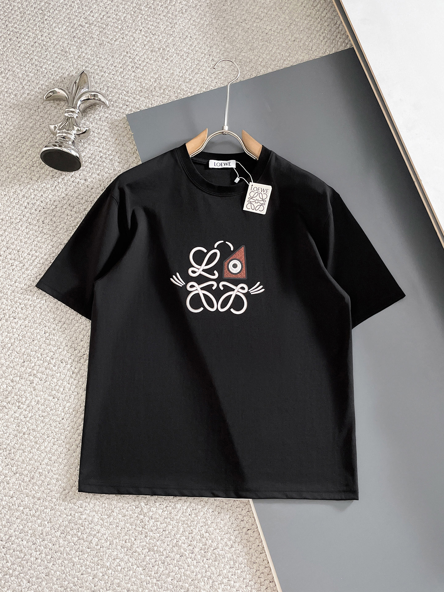 NO:857111,Loewe/Luo Yiwei 2026 spring and summer new products, complete with three labels, mercerized cotton short-sleeved T-shirt, good product without too much introduction, look at the details, counter size M-XXXL 175/140, recommended L,, loewe, loewe, T-shirt, tees, t-shirt,19860909Loewe/罗意威 2026春夏新品 三标齐全 丝光棉短袖T恤 好货不用过多介绍 看细节 专柜码数M-XXXL 175/140建议L,,loewe,loewe,T-shirt,tees，t-shirt,,Men's clothing