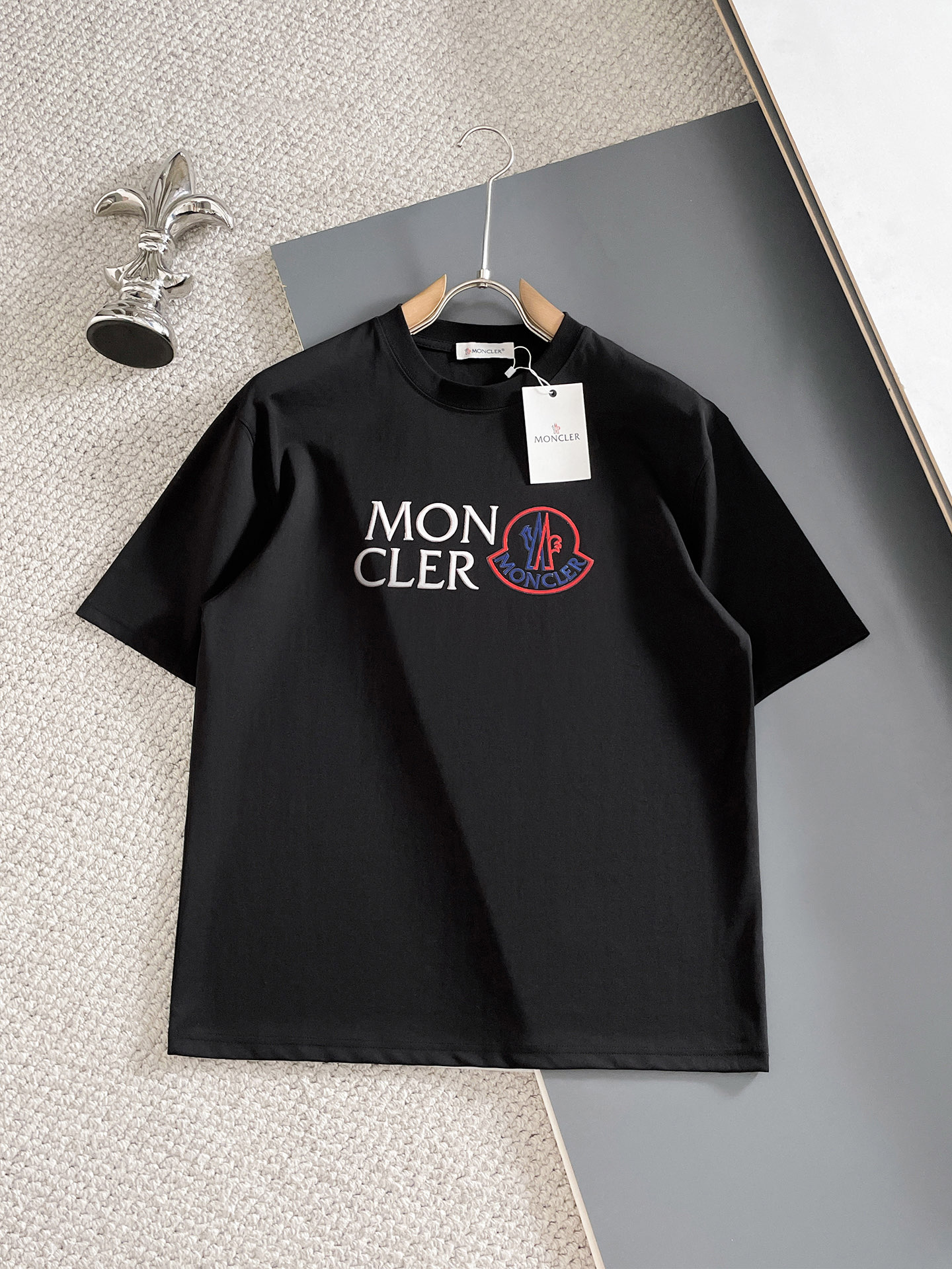 NO:857134,Moncler/Mongolian 2026 spring and summer new products, complete with three labels, mercerized cotton short-sleeved T-shirt, good product does not need to be introduced too much, look at the details, counter size M-XXXL 175/140, recommended L, Moncler, T-shirt, tees, t-shirt,19860909Moncler/蒙口 2026春夏新品 三标齐全 丝光棉短袖T恤 好货不用过多介绍 看细节 专柜码数M-XXXL 175/140建议L,,Moncler,T-shirt,tees，t-shirt,,Men's clothing