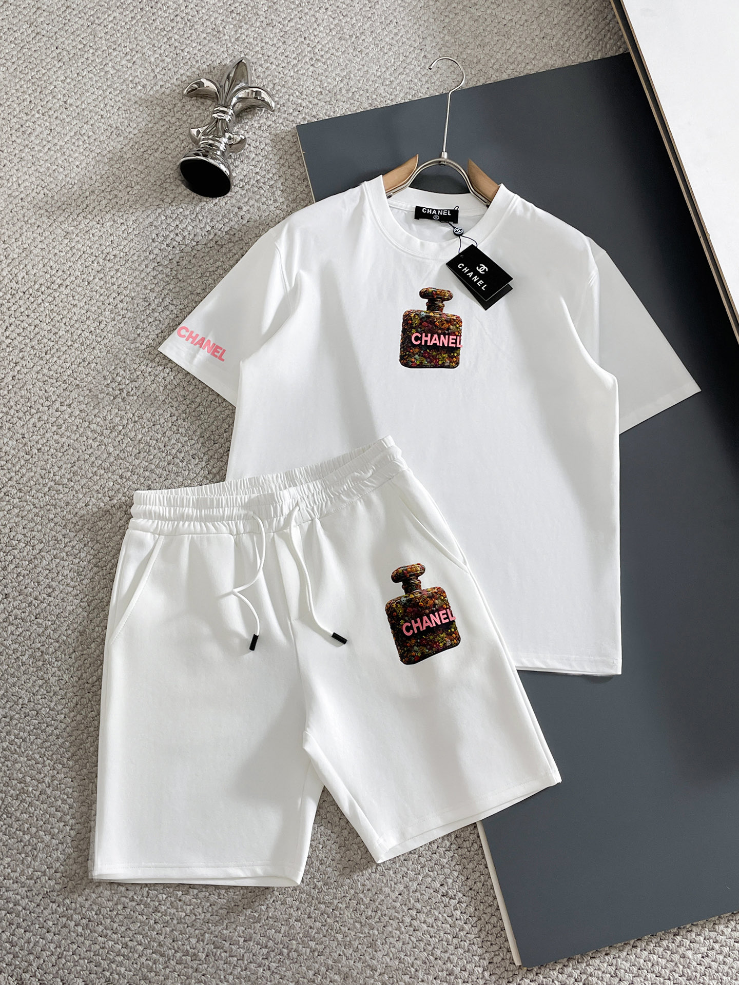 NO:867209,Tops and trousers Chanel/Chanel 2026 spring and summer new products, complete with three labels, can be matched with suits. Good products, no need to introduce too much, look at the details. Counter size M-XXXL / Upper body recommended L,,chanel,chanel,19860909上衣 裤子Chanel/香奈儿 2026春夏新品 三标齐全 可搭配套装 好货不用过多介绍 看细节 专柜码数M-XXXL /上身建议L,,chanel,chanel,,Men's clothing