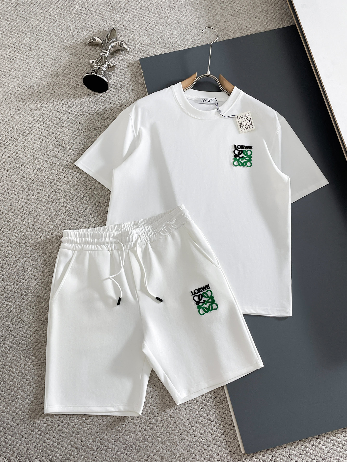 NO:867249,Tops and pants Loewe/Luo Yiwei 2026 spring and summer new products, complete with three labels, can be matched with suits. Good products need no introduction too much. Look at the details. Counter size M-XXXL / upper body recommended L,, loewe, loewe,19860909上衣 裤子Loewe/罗意威 2026春夏新品 三标齐全 可搭配套装 好货不用过多介绍 看细节 专柜码数M-XXXL /上身建议L,,loewe,loewe,,Men's clothing