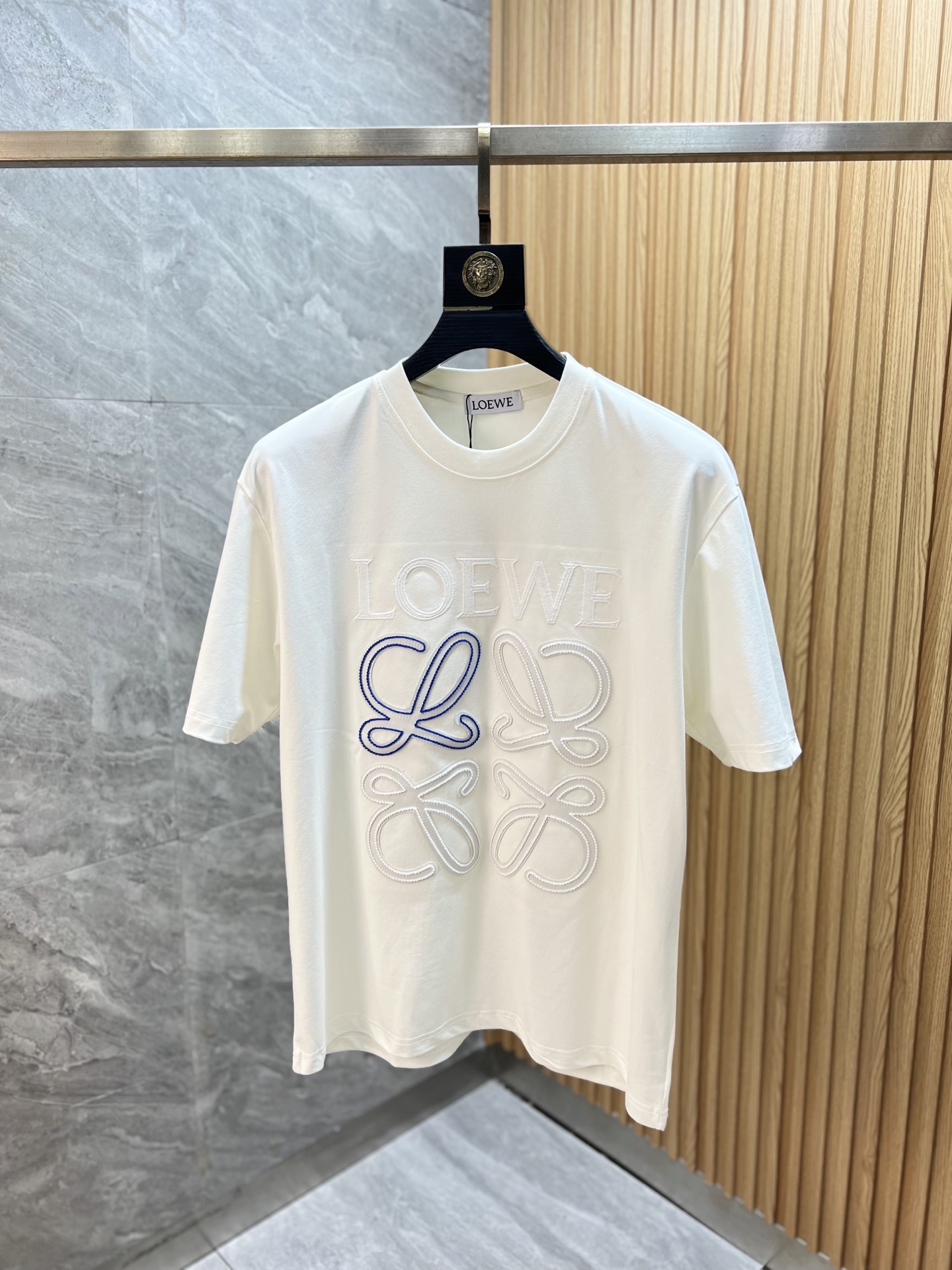 NO:875912,Loewe/Luoyiwei 2026 spring and summer new products, complete with three standards, pure round neck short-sleeved T-shirt, size M-XXXL / recommended L,, loewe, loewe, T-shirt, tees, t-shirt,19860909Loewe/罗意威 2026年春夏新品上新 三标齐全 纯圆领短袖T恤 码数M-XXXL /建议L,,loewe,loewe,T-shirt,tees，t-shirt,,Men's clothing