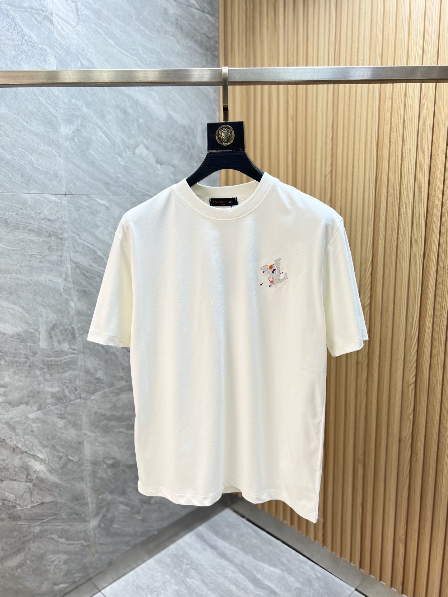 NO:875950,LV/Louis Vuitton 2026 spring and summer new products, complete with three labels, pure round neck short-sleeved T-shirt, size M-XXXL 175/140, recommended L,, louis vuitton, louis vuitton, T-shirt, tees, t-shirt,19860909LV/路易威登 2026年春夏新品上新 三标齐全 纯圆领短袖T恤 码数M-XXXL 175/140建议L,,louis vuitton,louis vuitton,T-shirt,tees，t-shirt,,Men's clothing