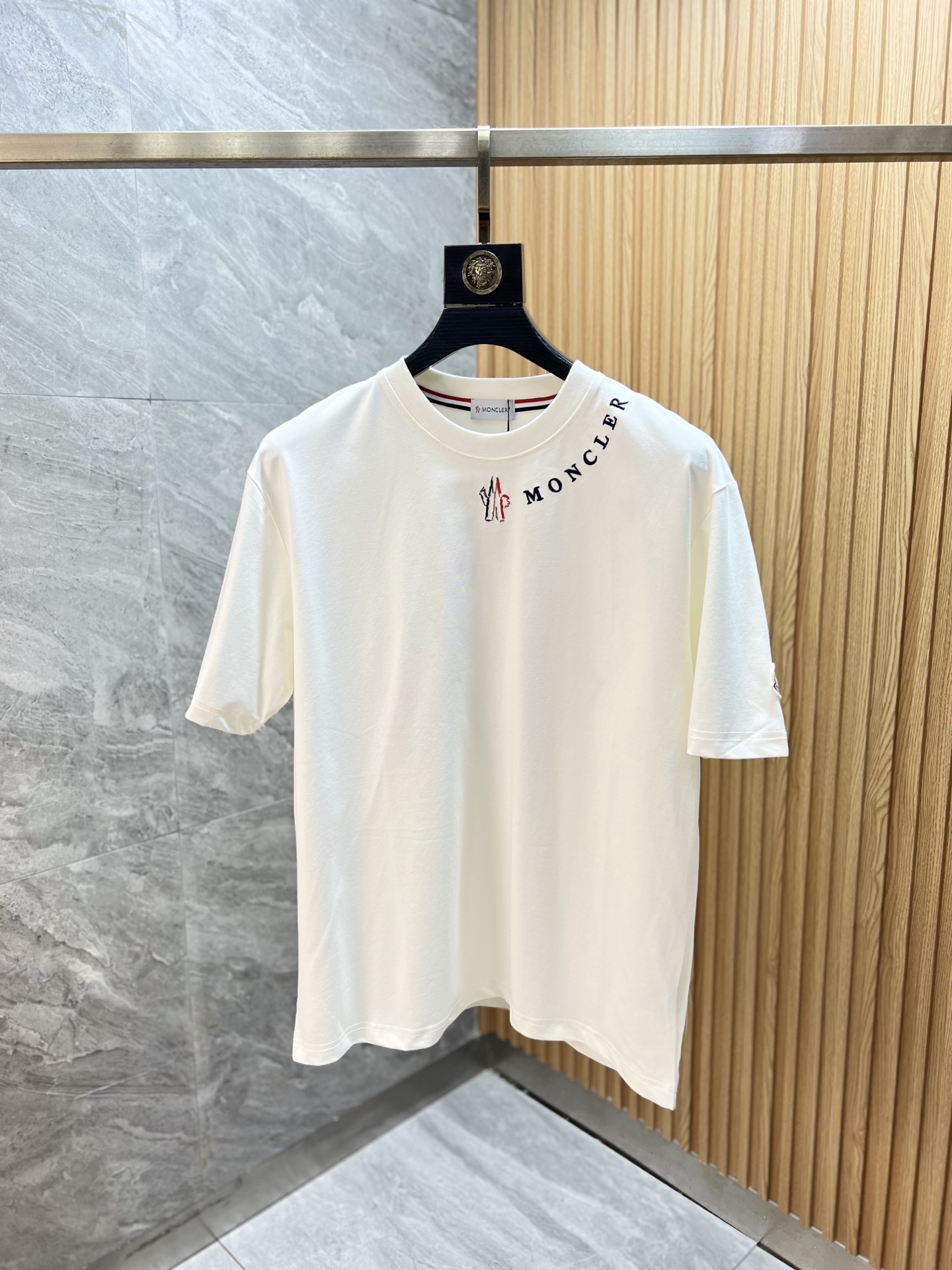 NO:875957,Moncler/Mongolian 2026 spring and summer new products, complete with three labels, pure round neck short-sleeved T-shirt, size M-XXXL 175/140, recommended L, Moncler, T-shirt, tees, t-shirt,19860909Moncler/蒙口 2026年春夏新品上新 三标齐全 纯圆领短袖T恤 码数M-XXXL 175/140建议L,,Moncler,T-shirt,tees，t-shirt,,Men's clothing