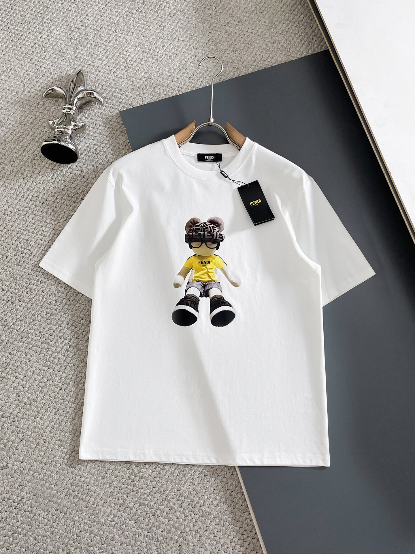 NO:875972,Fendi/Fendi 2026 spring and summer new products, complete with three labels, mercerized cotton round neck short-sleeved T-shirt, good product without too much introduction, look at the details, counter size M-XXXL 175/140 recommended L, slim fit,, fendi, fendi, T-shirt, tees, t-shirt,19860909Fendi/芬迪 2026年春夏新品上新 三标齐全 丝光棉圆领短袖T恤 好货不用过多介绍 看细节 专柜码数M-XXXL 175/140建议L 修身版型,,fendi,fendi,T-shirt,tees，t-shirt,,Men's clothing