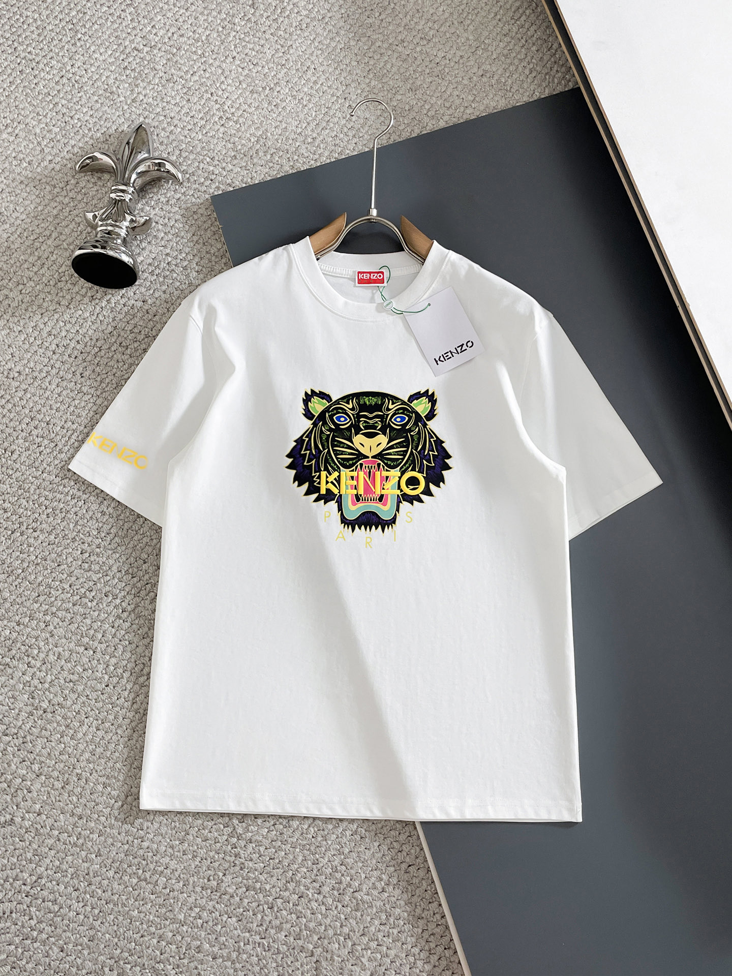 NO:875979,Kenzo 2026 spring and summer new products, complete with three standards, mercerized cotton round neck short-sleeved T-shirt, good product without too much introduction, look at the details, counter size M-XXXL 175/140 recommended L, slim fit, T-shirt, tees, t-shirt,19860909Kenzo 2026年春夏新品上新 三标齐全 丝光棉圆领短袖T恤 好货不用过多介绍 看细节 专柜码数M-XXXL 175/140建议L 修身版型,,T-shirt,tees，t-shirt,,Men's clothing