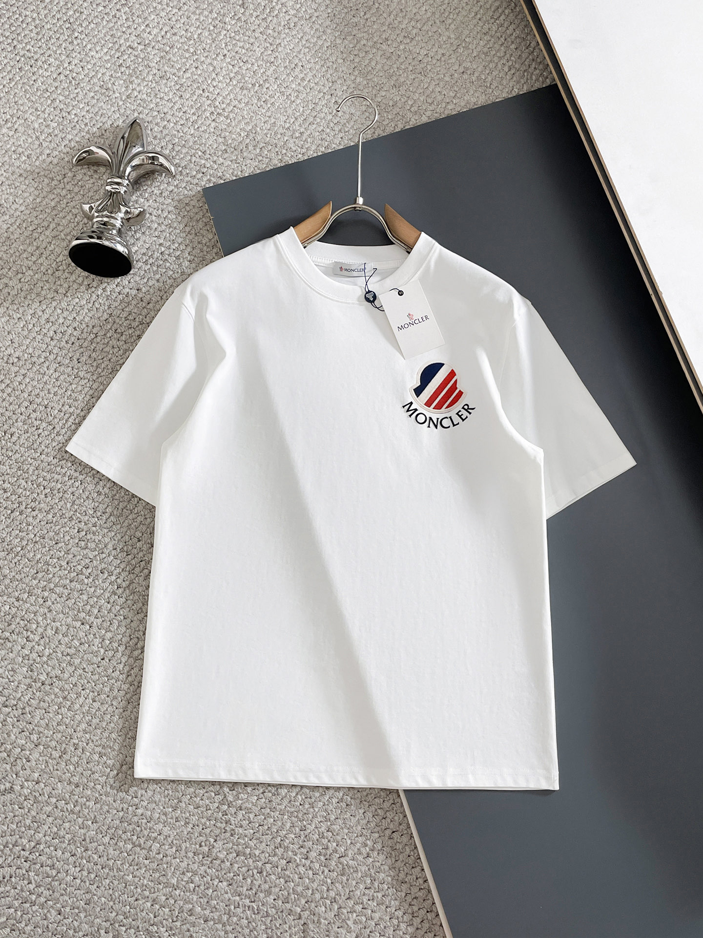 NO:875984,Moncler/Mongolian 2026 spring and summer new products, complete with three labels, mercerized cotton round neck short-sleeved T-shirt, good product without too much introduction, look at the details, counter size M-XXXL 175/140 recommended L, slim fit, Moncler, T-shirt, tees, t-shirt,19860909Moncler/蒙口 2026年春夏新品上新 三标齐全 丝光棉圆领短袖T恤 好货不用过多介绍 看细节 专柜码数M-XXXL 175/140建议L 修身版型,,Moncler,T-shirt,tees，t-shirt,,Men's clothing