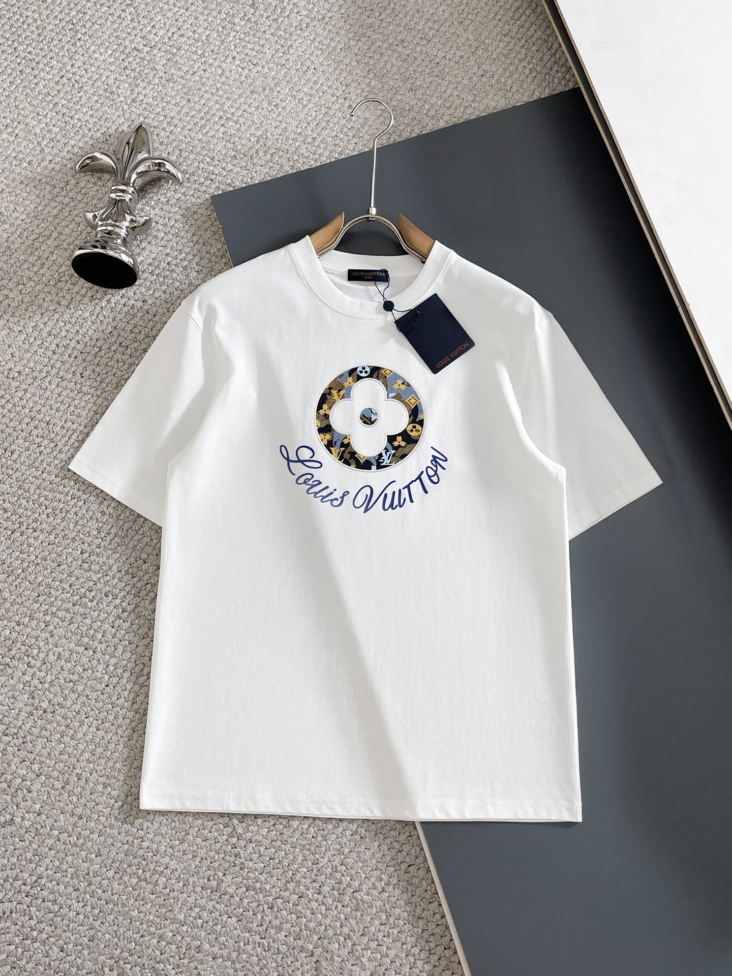 NO:875991,LV/Louis Vuitton 2026 spring and summer new products, complete with three labels, mercerized cotton round neck short-sleeved T-shirt, good product without too much introduction, look at the details, counter size M-XXXL 175/140 recommended L, slim fit, louis vuitton, louis vuitton, T-shirt, tees, t-shirt,19860909LV/路易威登 2026年春夏新品上新 三标齐全 丝光棉圆领短袖T恤 好货不用过多介绍 看细节 专柜码数M-XXXL 175/140建议L 修身版型,,louis vuitton,louis vuitton,T-shirt,tees，t-shirt,,Men's clothing