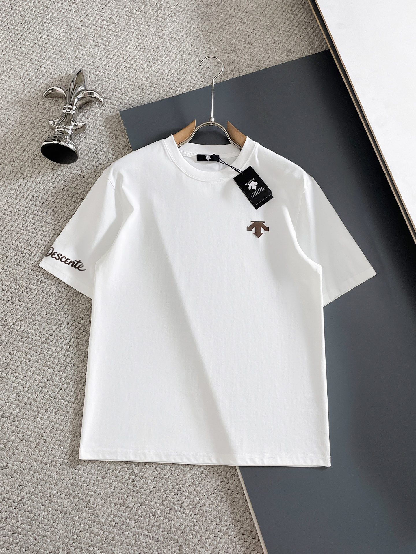 NO:875997,Des/Desante 2026 spring and summer new products, complete with three labels, mercerized cotton round neck short-sleeved T-shirt, good product without too much introduction, look at the details, counter size M-XXXL 175/140 recommended L, slim fit, T-shirt, tees, t-shirt,19860909Des/迪桑特 2026年春夏新品上新 三标齐全 丝光棉圆领短袖T恤 好货不用过多介绍 看细节 专柜码数M-XXXL 175/140建议L 修身版型,,T-shirt,tees，t-shirt,,Men's clothing