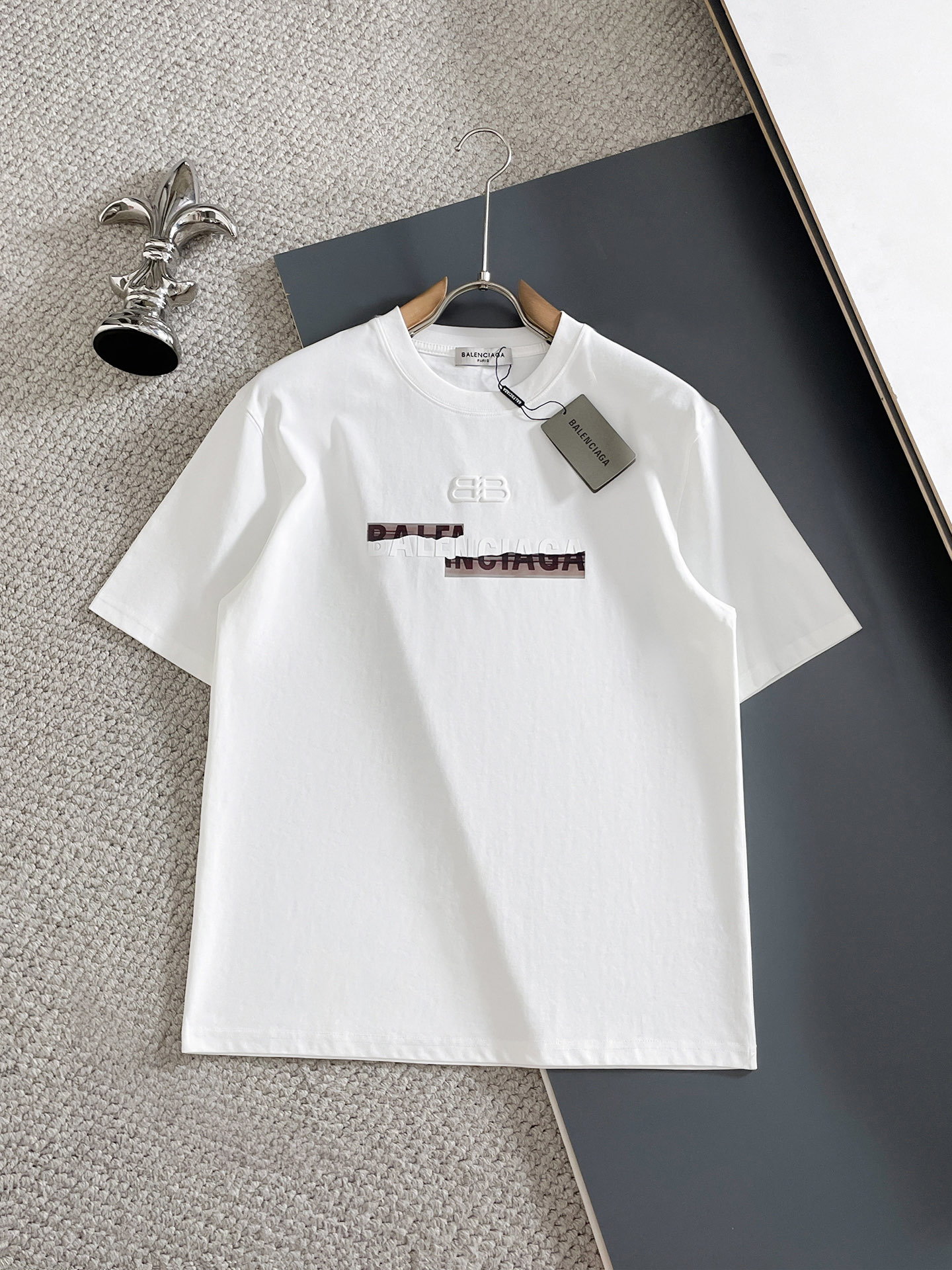 NO:876007,Balenciaga/Balenciaga 2026 spring and summer new products, complete with three labels, mercerized cotton round neck short-sleeved T-shirt, good product without too much introduction, look at the details, counter size M-XXXL 175/140 recommended L, slim fit,,balenciaga,balenciaga,T-shirt,tees,t-shirt,19860909Balenciaga/巴黎世家 2026年春夏新品上新 三标齐全 丝光棉圆领短袖T恤 好货不用过多介绍 看细节 专柜码数M-XXXL 175/140建议L 修身版型,,balenciaga,balenciaga,T-shirt,tees，t-shirt,,Men's clothing
