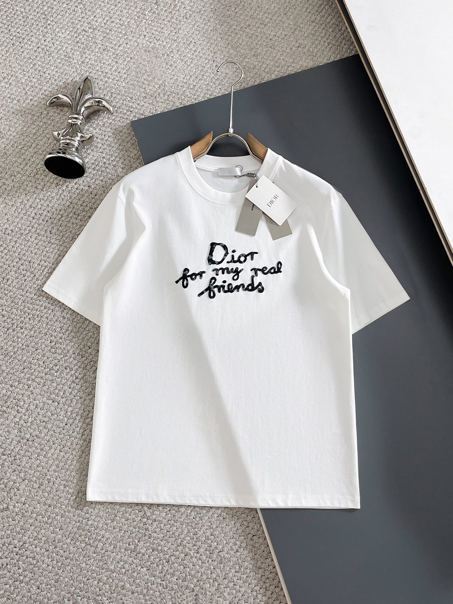 NO:917271,DIOR Dior's latest 2026ss spring and summer short-sleeved T-shirt is now available!  !  2026 new T-shirt, high-version special fabric, high weight (260g) pure cotton fabric, comfortable yet wide upper body, embroidery technology, digital printing, flocking technology, same style for men and women, loose fit, fine workmanship, comfortable upper body, super handsome upper body, same style for men and women, M-3XL (slightly wider version),, dior, dior, T-shirt, tees, t-shirt,19860909DIOR迪奥 2026ss春夏最新款短袖T恤出货啦！！ 2026新款T恤 高版本专用面料 高克重（260g）纯棉面料 上身舒适不失挺阔 刺绣工艺、数字印花、植绒工艺,男女同款 宽松版型 做工走线精细 面料上身舒适 超帅上身 男女同款M-3XL（版型微阔）,,dior,dior,T-shirt,tees，t-shirt,,Men's clothing