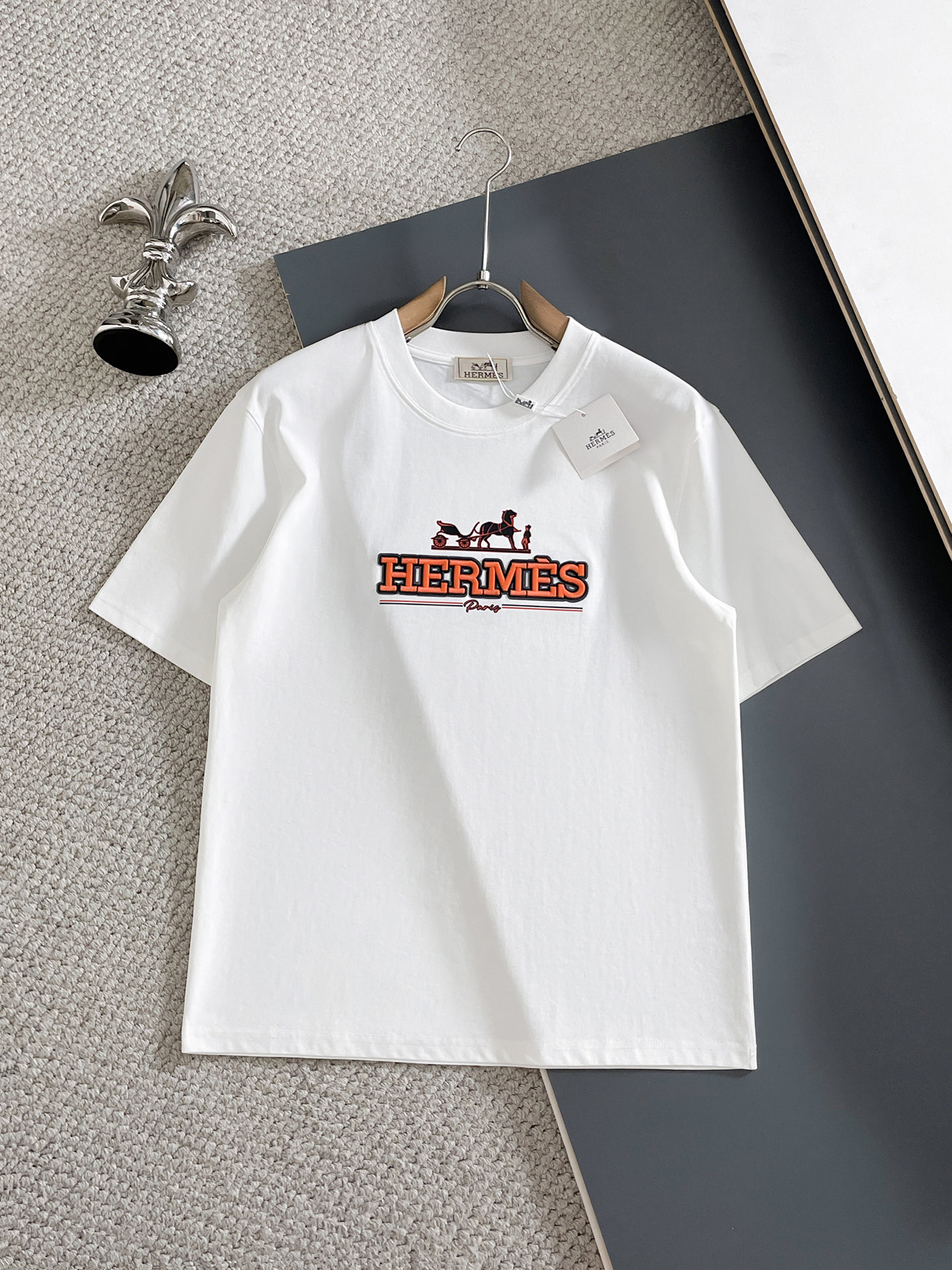 NO:917273,HERMES 2026ss latest short-sleeved T-shirt for spring and summer is now available!  !  2026 new T-shirt, high-version special fabric, high weight (260g) pure cotton fabric, comfortable yet wide upper body, embroidery technology, digital printing, flocking technology, same style for men and women, loose fit, fine workmanship, comfortable upper body, super handsome upper body, same style for men and women, M-3XL (slightly wider version),, hermes, hermes, T-shirt, tees, t-shirt,19860909HERMES爱马仕 2026ss春夏最新款短袖T恤出货啦！！ 2026新款T恤 高版本专用面料 高克重（260g）纯棉面料 上身舒适不失挺阔 刺绣工艺、数字印花、植绒工艺,男女同款 宽松版型 做工走线精细 面料上身舒适 超帅上身 男女同款M-3XL（版型微阔）,,hermes,hermes,T-shirt,tees，t-shirt,,Men's clothing