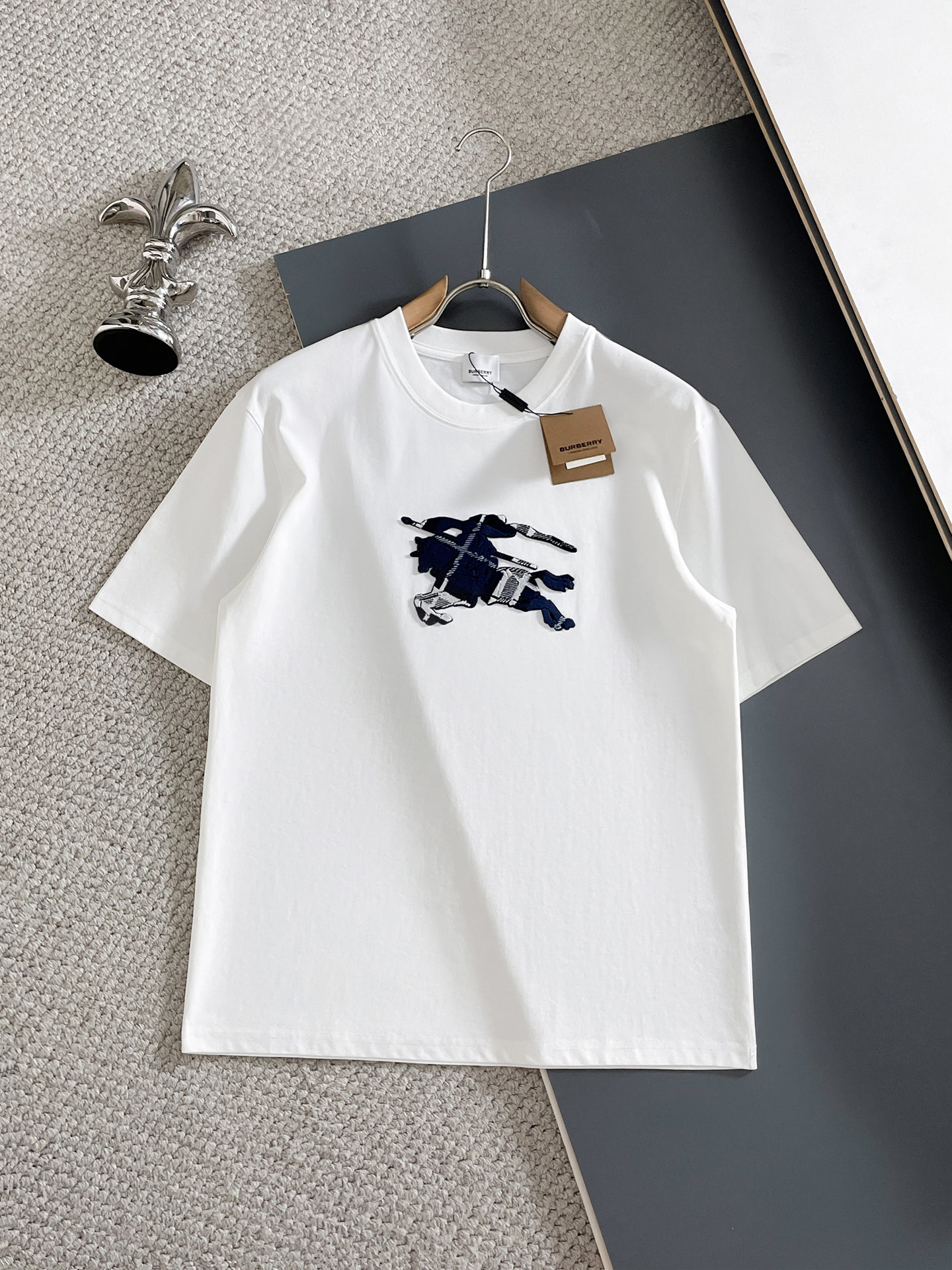 NO:917275,BURBERRY's latest 2026ss spring and summer short-sleeved T-shirts are now available!  !  2026 new T-shirt, high version special fabric, high weight (260g) pure cotton fabric, comfortable yet wide upper body, embroidery technology, digital printing, flocking technology, same style for men and women, loose fit, fine workmanship, comfortable upper body, super handsome upper body, same style for men and women, M-3XL (slightly wider version),, burberry, burberry, T-shirt, tees, t-shirt,19860909BURBERRY巴宝莉 2026ss春夏最新款短袖T恤出货啦！！ 2026新款T恤 高版本专用面料 高克重（260g）纯棉面料 上身舒适不失挺阔 刺绣工艺、数字印花、植绒工艺,男女同款 宽松版型 做工走线精细 面料上身舒适 超帅上身 男女同款M-3XL（版型微阔）,,burberry,burberry,T-shirt,tees，t-shirt,,Men's clothing