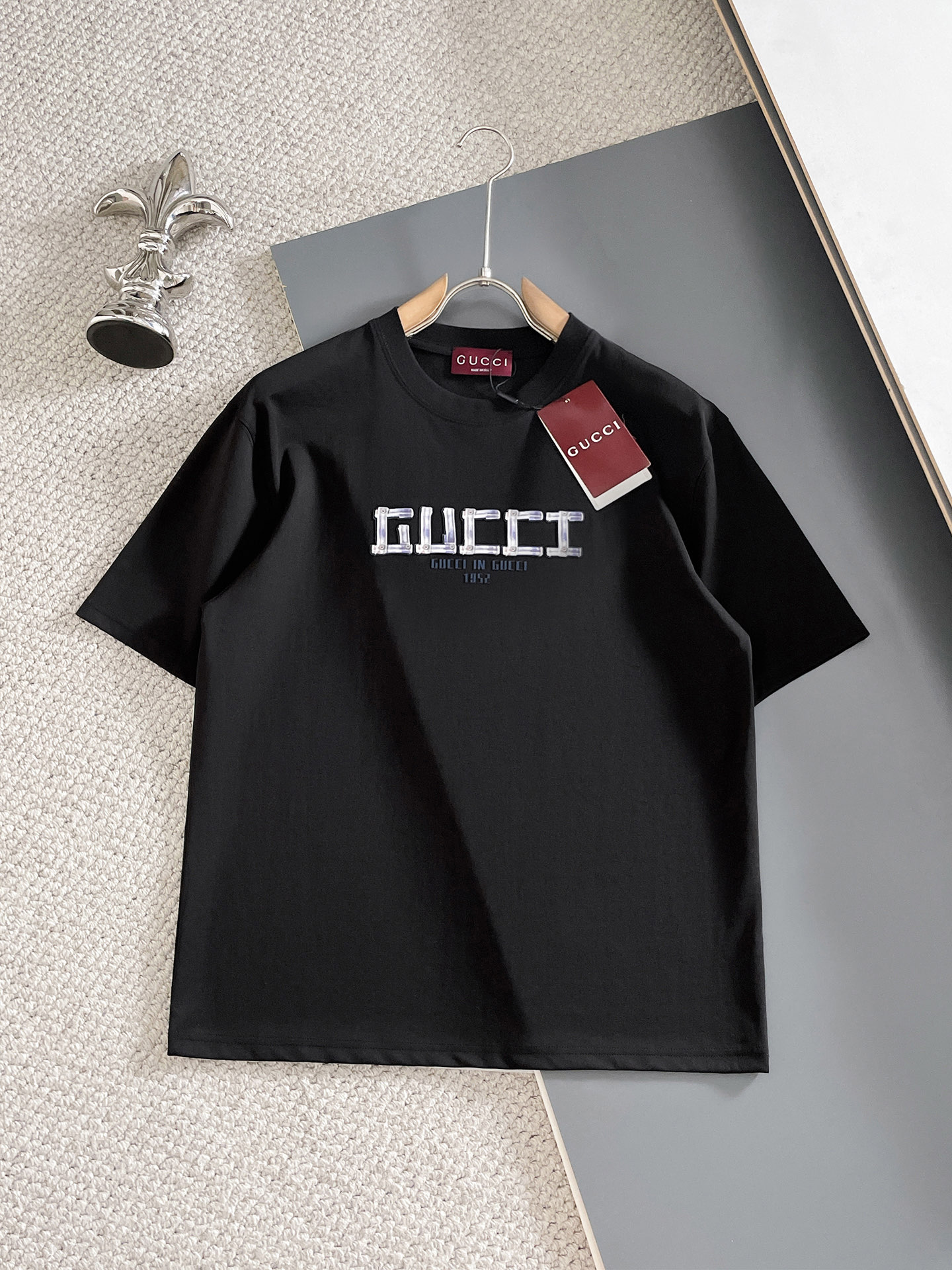 NO:917277,GUCCI Gucci's latest 2026ss spring and summer short-sleeved T-shirt is now available!  !  2026 new T-shirt, high version special fabric, high weight (260g) pure cotton fabric, comfortable yet wide upper body, embroidery technology, digital printing, flocking technology, same style for men and women, loose version, fine workmanship, comfortable fabric upper body, super handsome upper body, same style for men and women, M-3XL (slightly wider version),, gucci, T-shirt, tees, t-shirt,19860909GUCCI古奇 2026ss春夏最新款短袖T恤出货啦！！ 2026新款T恤 高版本专用面料 高克重（260g）纯棉面料 上身舒适不失挺阔 刺绣工艺、数字印花、植绒工艺,男女同款 宽松版型 做工走线精细 面料上身舒适 超帅上身 男女同款M-3XL（版型微阔）,,gucci,T-shirt,tees，t-shirt,,Men's clothing