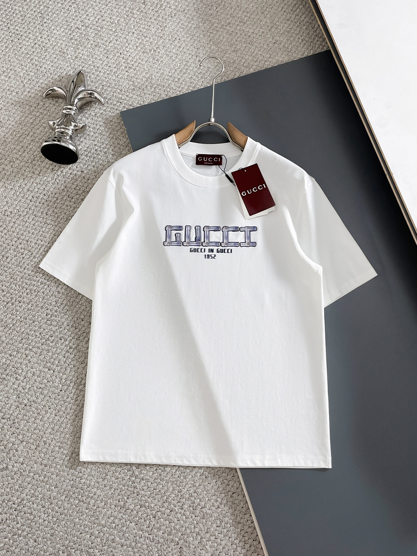NO:918227,GUCCI Gucci's latest 2026ss spring and summer short-sleeved T-shirt is now available!  !  2026 new T-shirt, high version special fabric, high weight (260g) pure cotton fabric, comfortable yet wide upper body, embroidery technology, digital printing, flocking technology, same style for men and women, loose version, fine workmanship, comfortable fabric upper body, super handsome upper body, same style for men and women, M-3XL (slightly wider version),, gucci, T-shirt, tees, t-shirt,19860909GUCCI古奇 2026ss春夏最新款短袖T恤出货啦！！ 2026新款T恤 高版本专用面料 高克重（260g）纯棉面料 上身舒适不失挺阔 刺绣工艺、数字印花、植绒工艺,男女同款 宽松版型 做工走线精细 面料上身舒适 超帅上身 男女同款M-3XL（版型微阔）,,gucci,T-shirt,tees，t-shirt,,Men's clothing