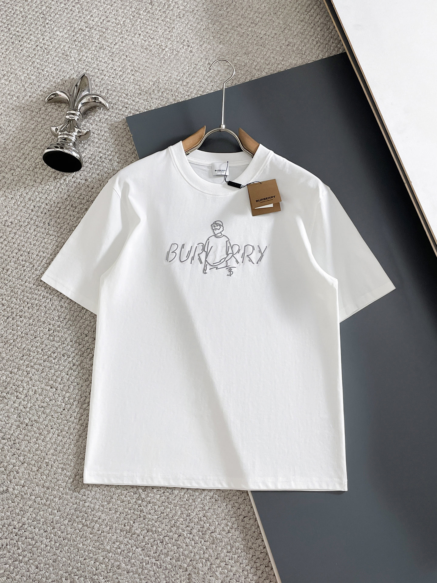 NO:917260,BURBERRY's latest 2026ss spring and summer short-sleeved T-shirts are now available!  !  2026 new T-shirt, high version special fabric, high weight (260g) pure cotton fabric, comfortable yet wide upper body, embroidery technology, digital printing, flocking technology, same style for men and women, loose fit, fine workmanship, comfortable upper body, super handsome upper body, same style for men and women, M-3XL (slightly wider version),, burberry, burberry, T-shirt, tees, t-shirt,19860909BURBERRY巴宝莉 2026ss春夏最新款短袖T恤出货啦！！ 2026新款T恤 高版本专用面料 高克重（260g）纯棉面料 上身舒适不失挺阔 刺绣工艺、数字印花、植绒工艺,男女同款 宽松版型 做工走线精细 面料上身舒适 超帅上身 男女同款M-3XL（版型微阔）,,burberry,burberry,T-shirt,tees，t-shirt,,Men's clothing