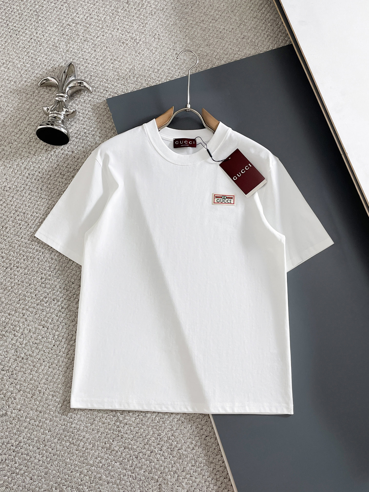 NO:918236,GUCCI Gucci's latest 2026ss spring and summer short-sleeved T-shirt is now available!  !  2026 new T-shirt, high version special fabric, high weight (260g) pure cotton fabric, comfortable yet wide upper body, embroidery technology, digital printing, flocking technology, same style for men and women, loose version, fine workmanship, comfortable fabric upper body, super handsome upper body, same style for men and women, M-3XL (slightly wider version),, gucci, T-shirt, tees, t-shirt,19860909GUCCI古奇 2026ss春夏最新款短袖T恤出货啦！！ 2026新款T恤 高版本专用面料 高克重（260g）纯棉面料 上身舒适不失挺阔 刺绣工艺、数字印花、植绒工艺,男女同款 宽松版型 做工走线精细 面料上身舒适 超帅上身 男女同款M-3XL（版型微阔）,,gucci,T-shirt,tees，t-shirt,,Men's clothing
