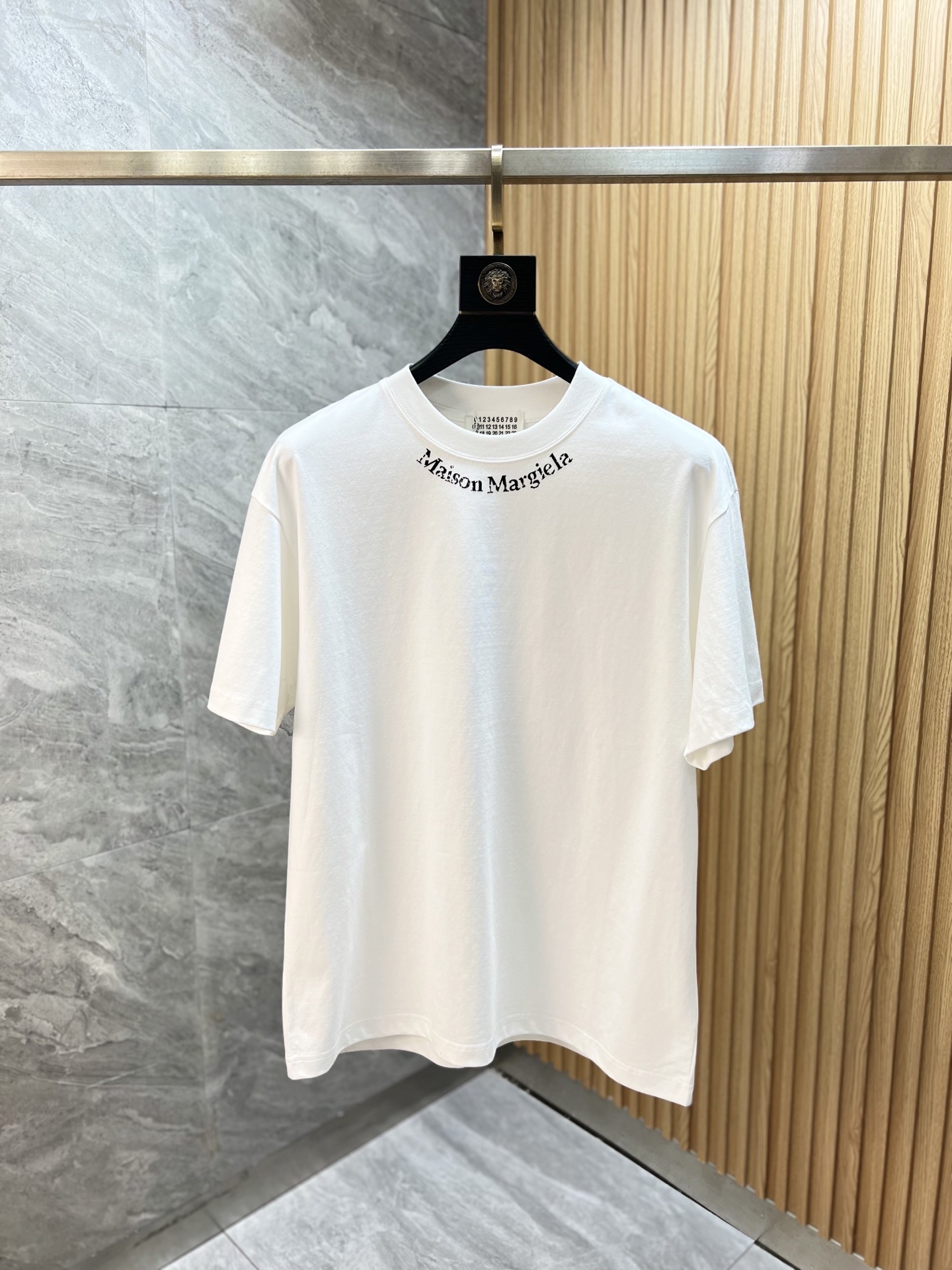 NO:910216,/ Margiela 2026 spring and summer new products, complete with three labels, pure cotton short-sleeved T-shirt, good product, no need to introduce too much, look at the details, counter size S-XXXL / Recommended M,, masion margiela, T-shirt, tees, t-shirt,19860909/马吉拉 2026春夏新品 三标齐全 纯棉短袖T恤 好货不用过多介绍 看细节 专柜码数S-XXXL /建议M,,masion margiela,T-shirt,tees，t-shirt,,Men's clothing