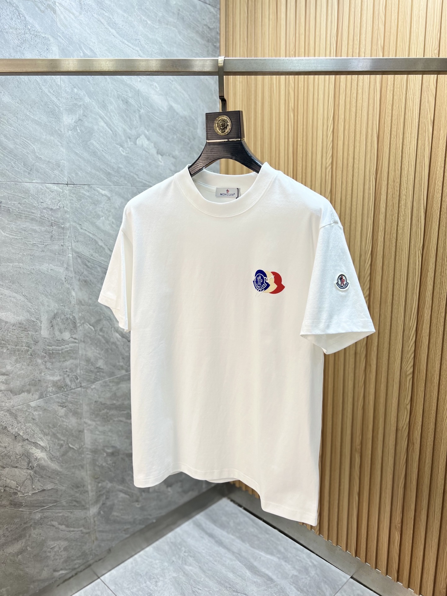 NO:910244,Moncler/Mongolian mouth 2026 spring and summer new products, complete with three labels, pure cotton short-sleeved T-shirt, good product does not need to be introduced too much, look at the details, counter size S-XXXL / recommended M, Moncler, T-shirt, tees, t-shirt,19860909Moncler/蒙口 2026春夏新品 三标齐全 纯棉短袖T恤 好货不用过多介绍 看细节 专柜码数S-XXXL /建议M,,Moncler,T-shirt,tees，t-shirt,,Men's clothing