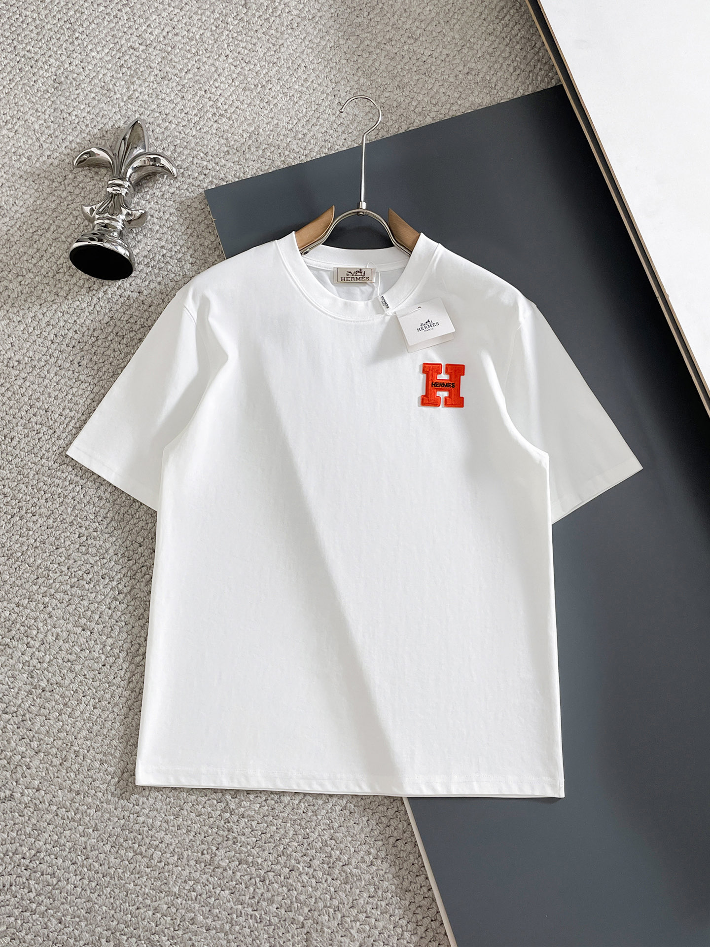 NO:918239,HERMES 2026ss latest short-sleeved T-shirt for spring and summer is now available!  !  2026 new T-shirt, high-version special fabric, high weight (260g) pure cotton fabric, comfortable yet wide upper body, embroidery technology, digital printing, flocking technology, same style for men and women, loose fit, fine workmanship, comfortable upper body, super handsome upper body, same style for men and women, M-3XL (slightly wider version),, hermes, hermes, T-shirt, tees, t-shirt,19860909HERMES爱马仕 2026ss春夏最新款短袖T恤出货啦！！ 2026新款T恤 高版本专用面料 高克重（260g）纯棉面料 上身舒适不失挺阔 刺绣工艺、数字印花、植绒工艺,男女同款 宽松版型 做工走线精细 面料上身舒适 超帅上身 男女同款M-3XL（版型微阔）,,hermes,hermes,T-shirt,tees，t-shirt,,Men's clothing